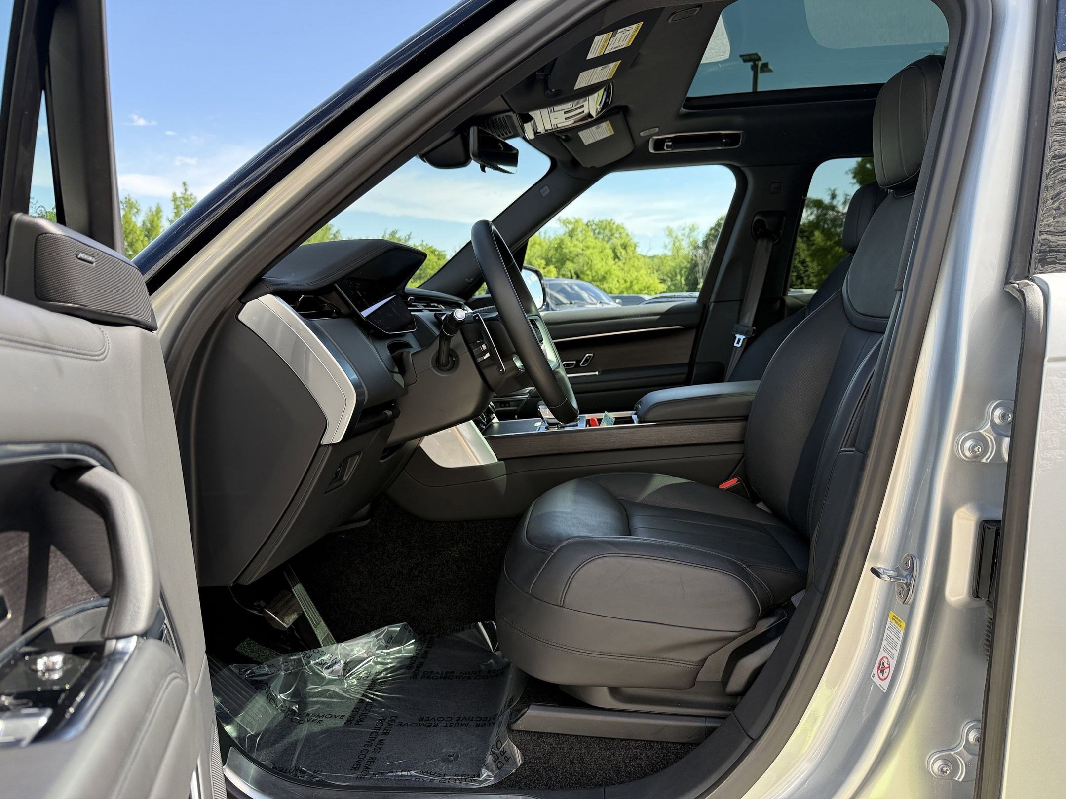 2023 Land Rover Range Rover SE photo 4