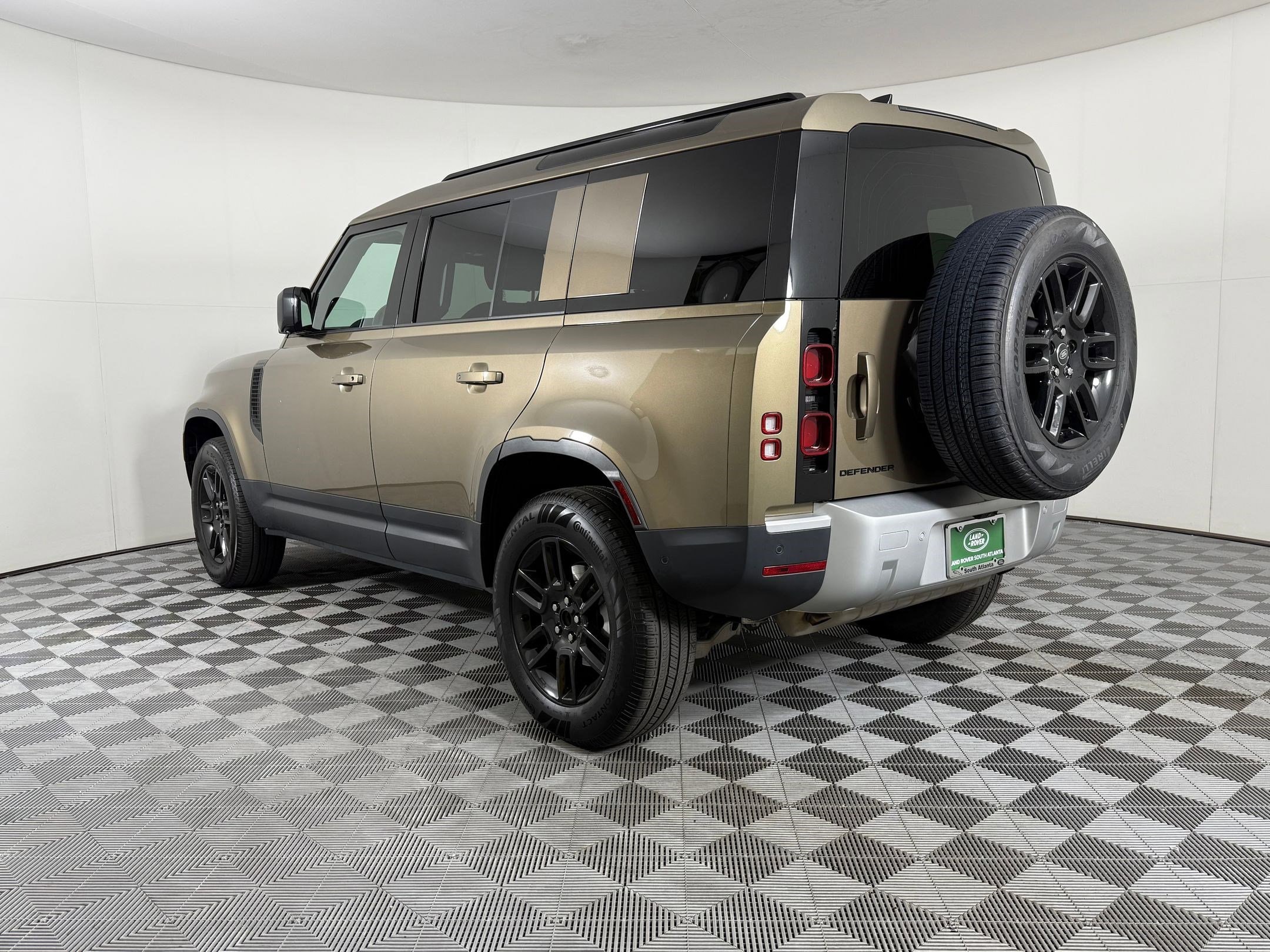 2025 Land Rover Defender 110 S photo 2