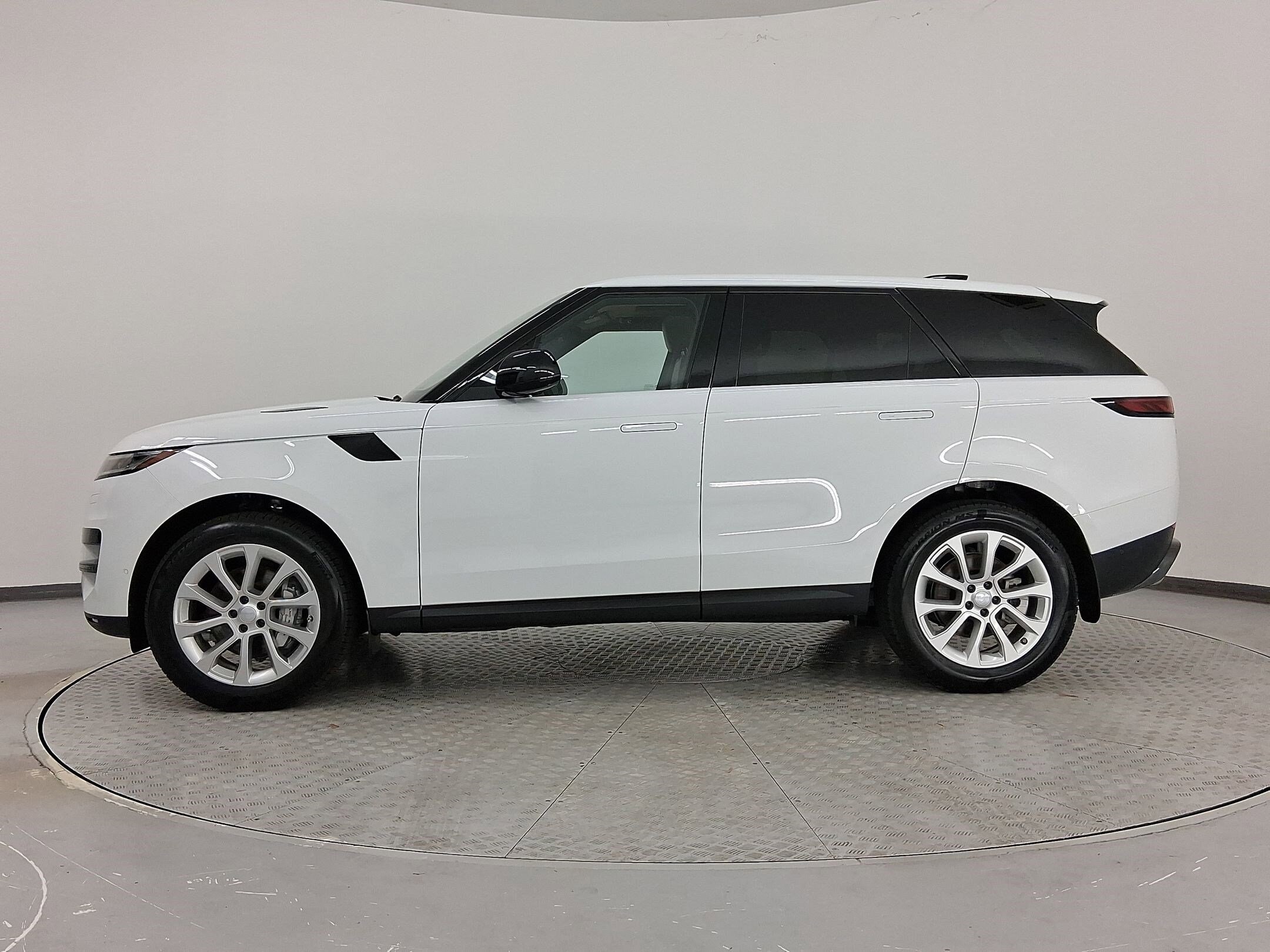 2025 Land Rover Range Rover Sport P360 SE photo 2