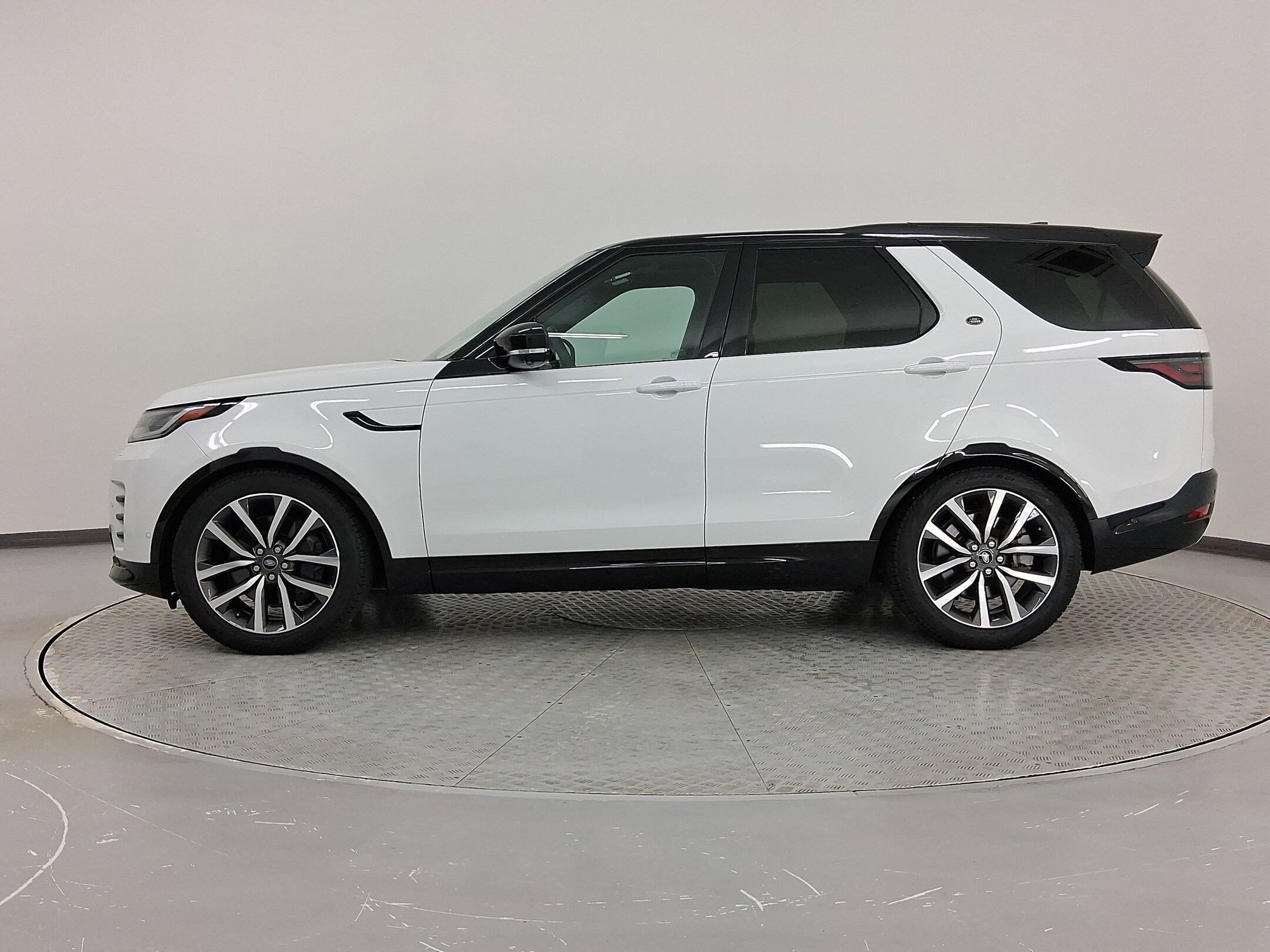 2024 Land Rover Discovery P360 Dynamic SE photo 2