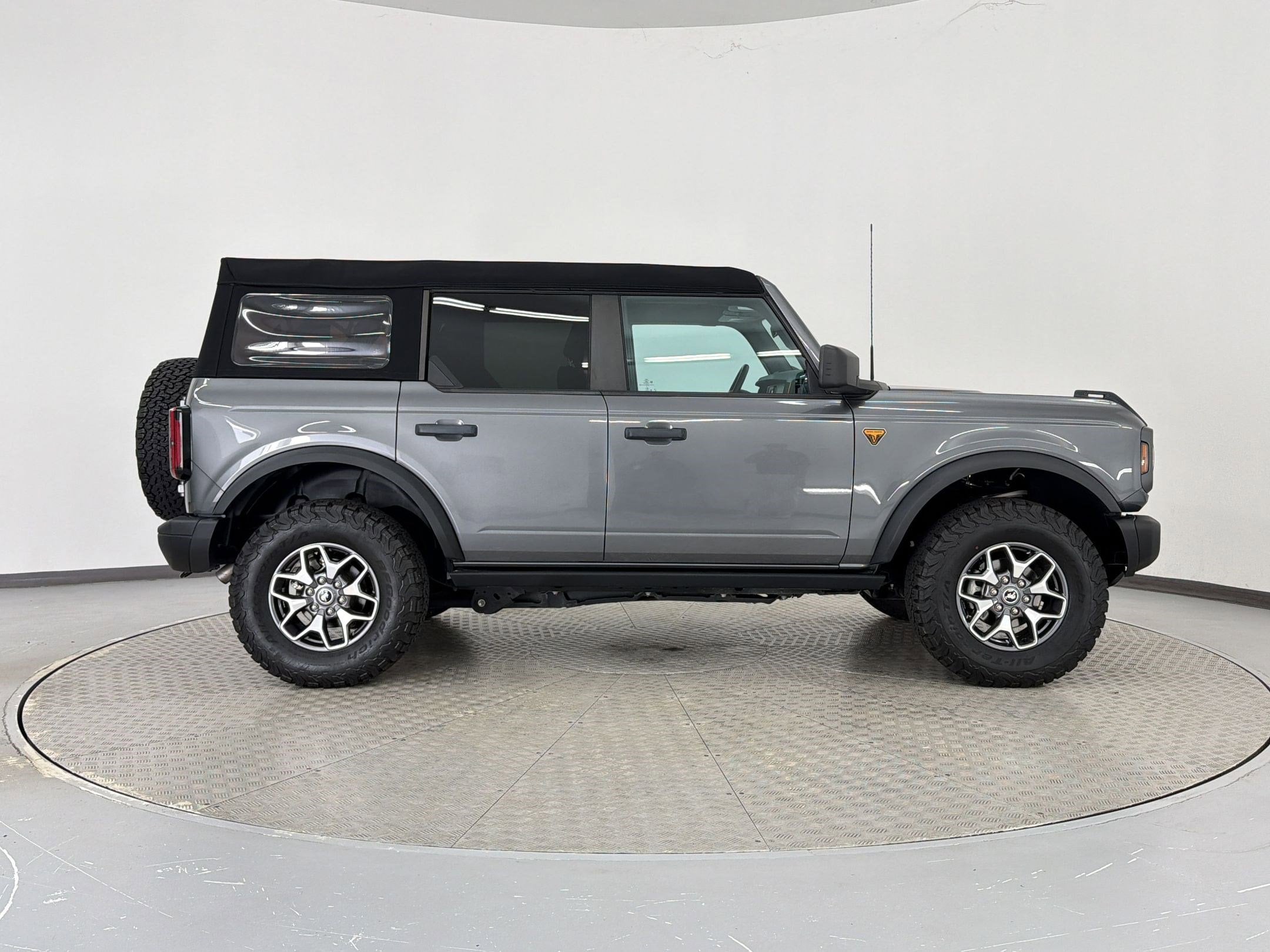 2023 Ford Bronco photo 3