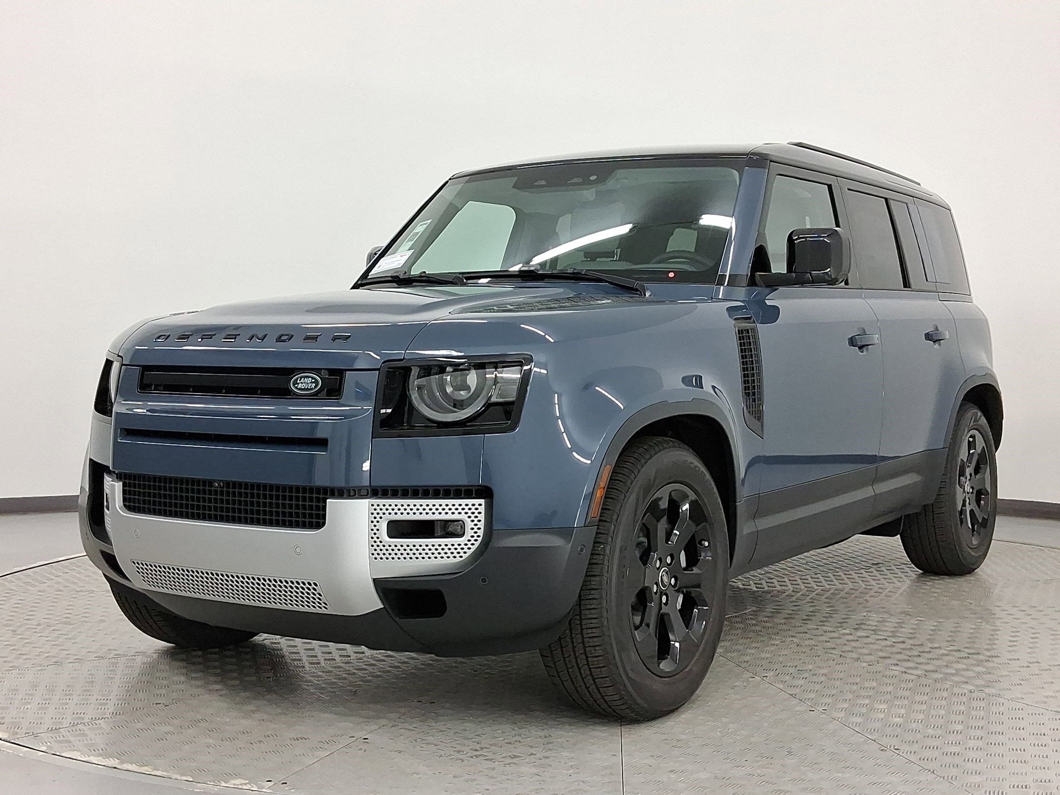 2025 Land Rover Defender S's photo