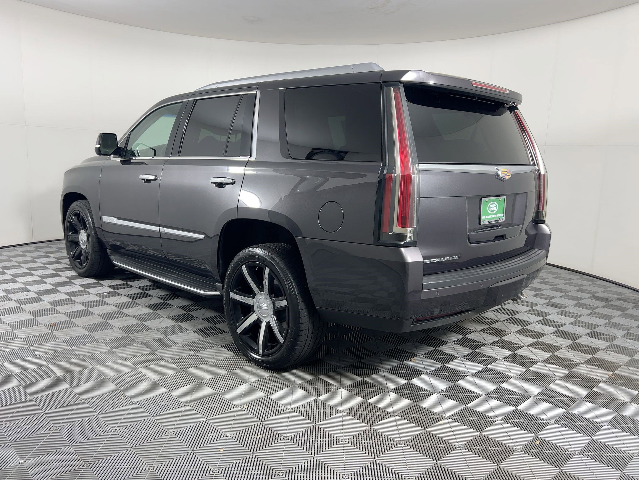 2016 Cadillac Escalade Luxury photo 3
