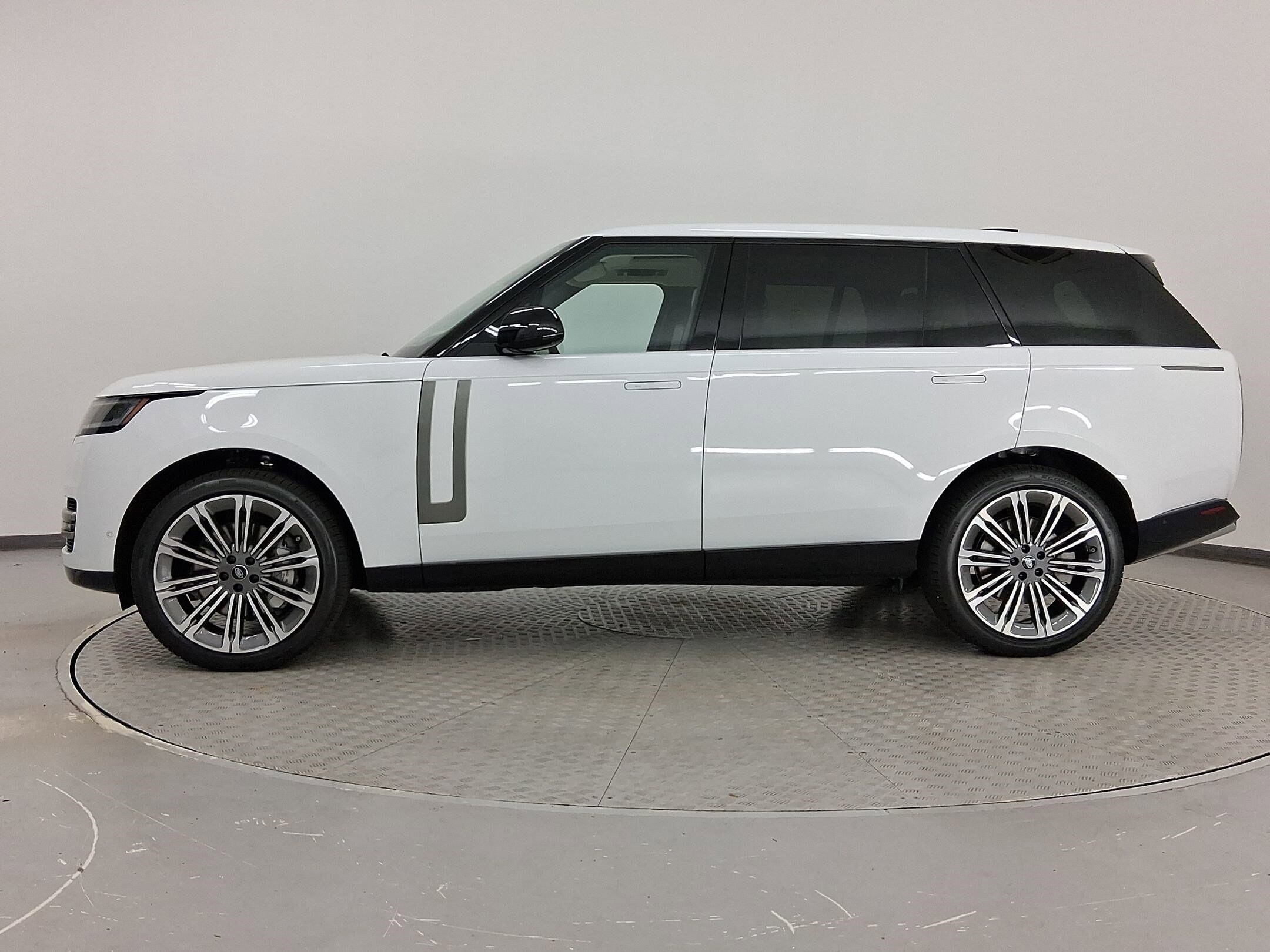 2025 Land Rover Range Rover SE photo 2