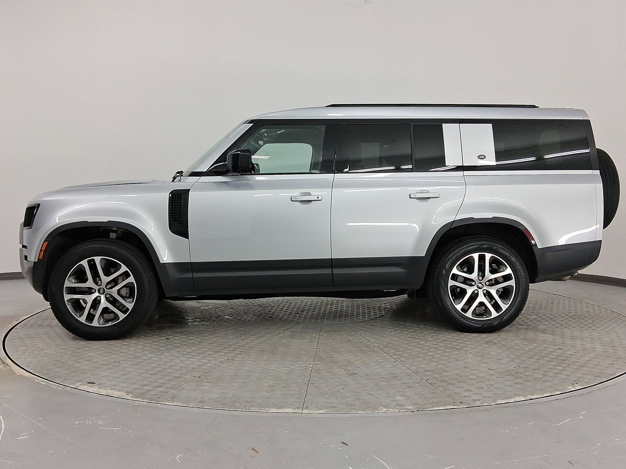 2024 Land Rover Defender 130 S photo 2