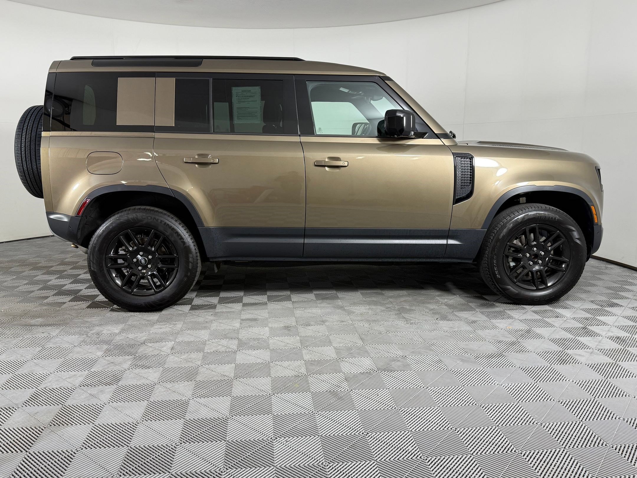 2025 Land Rover Defender 110 S photo 6