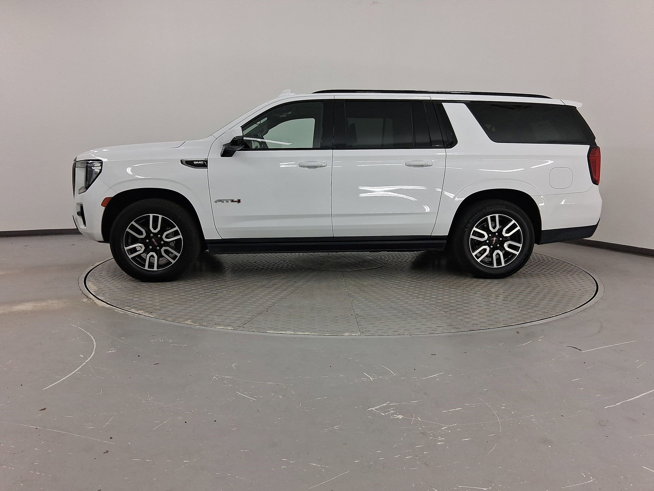 2021 Gmc Yukon XL AT4 photo 2