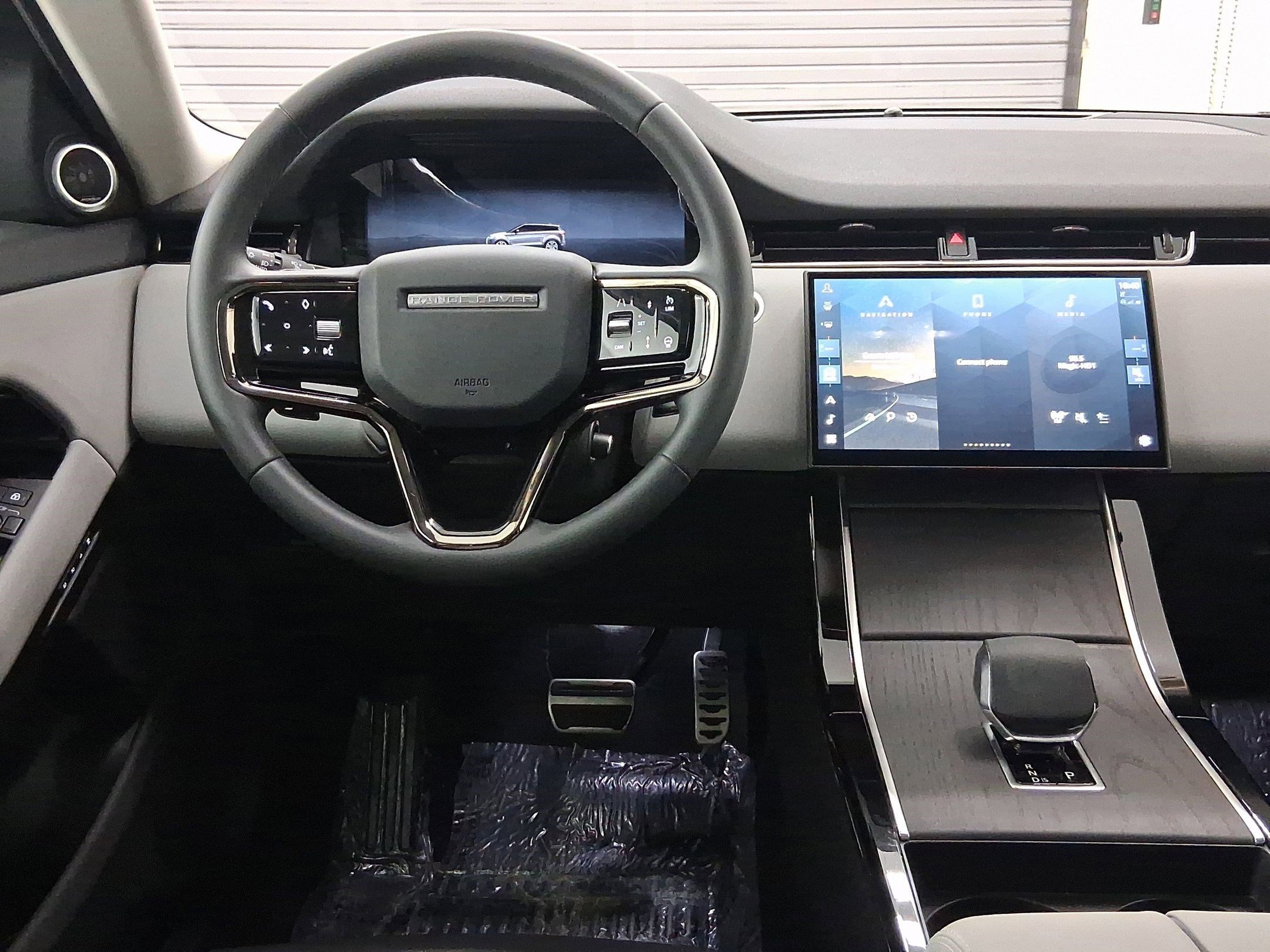 2025 Land Rover Range Rover Evoque Dynamic SE photo 3