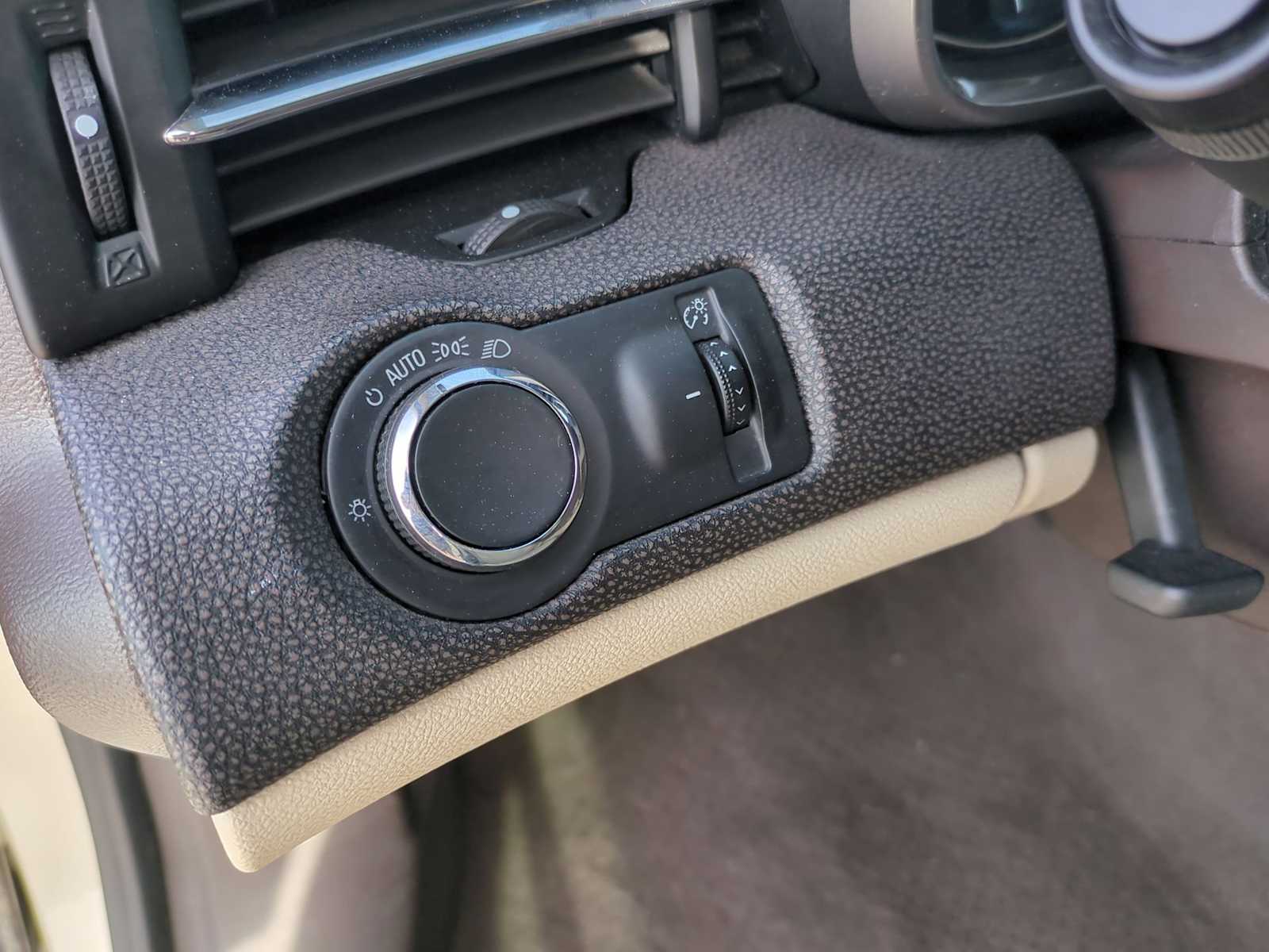 Thumbnail: 2015 Chevrolet Malibu - 32