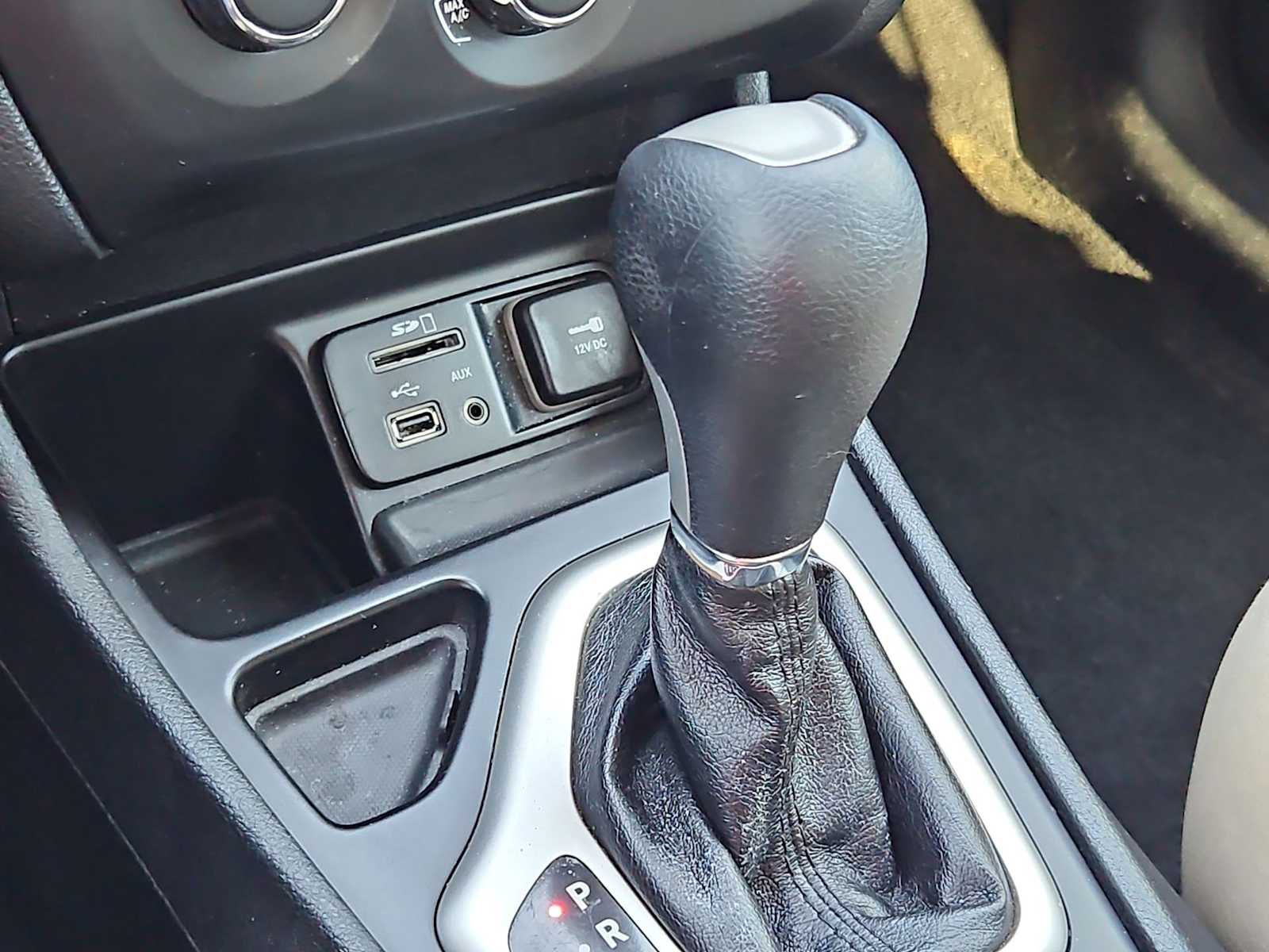 Thumbnail: 2016 Jeep Cherokee - 15