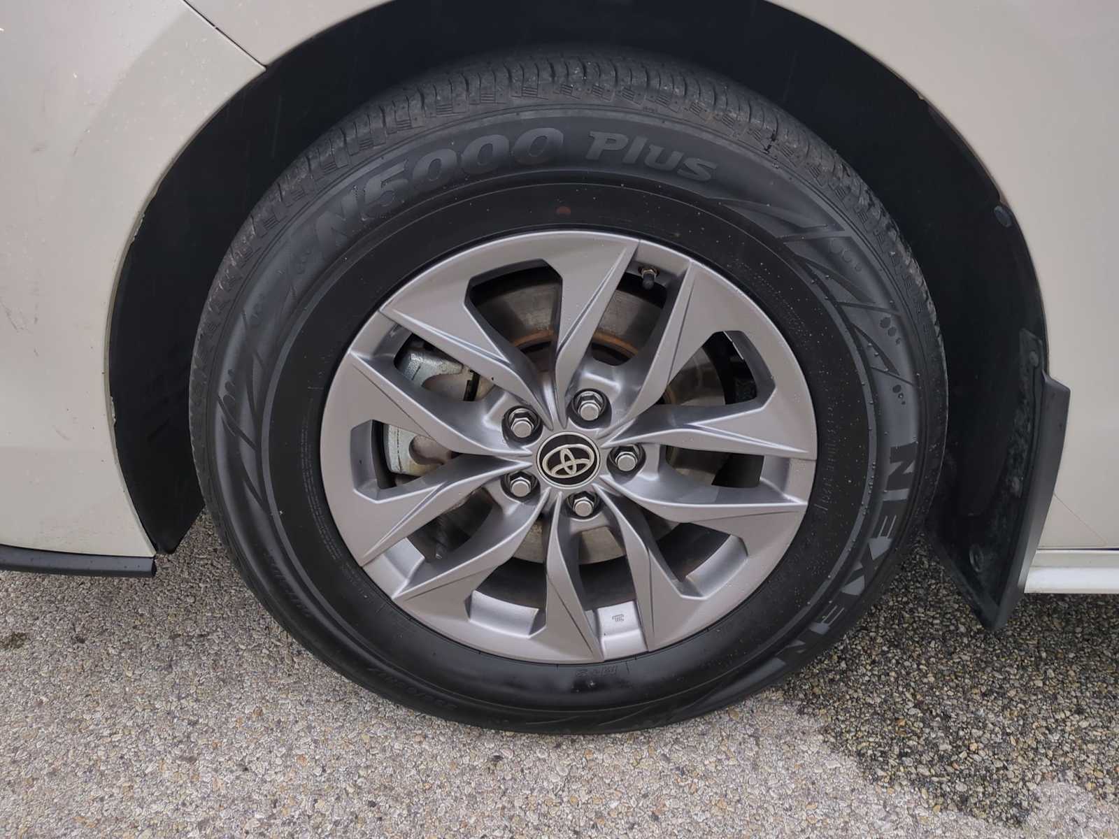 Thumbnail: 2021 Toyota Sienna - 32