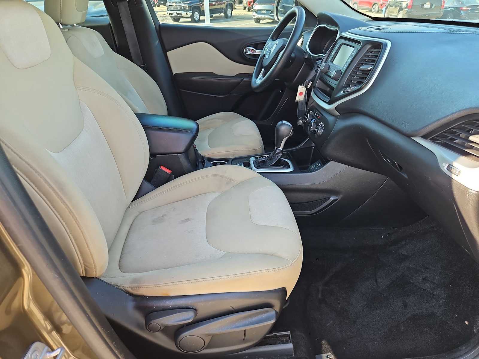 Thumbnail: 2016 Jeep Cherokee - 24