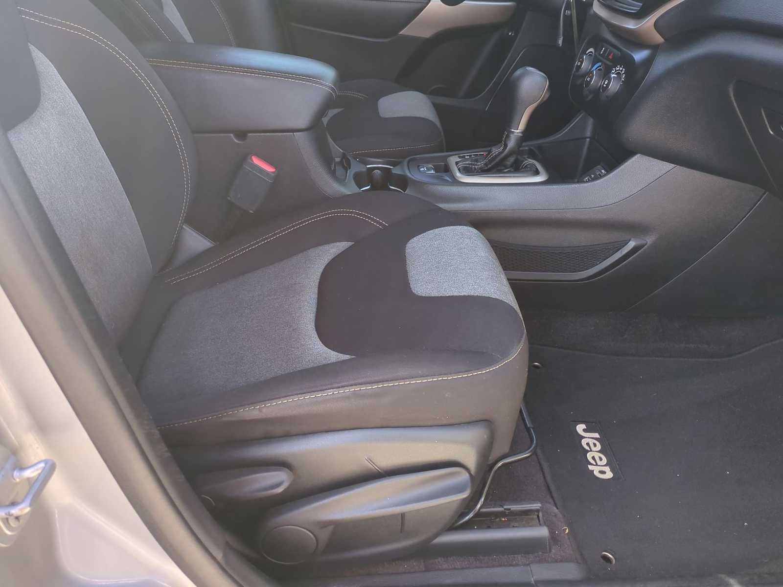 Thumbnail: 2017 Jeep Cherokee - 26