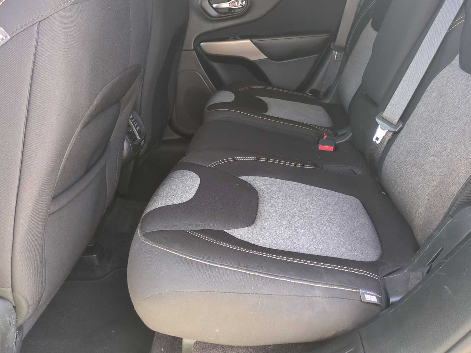 Thumbnail: 2017 Jeep Cherokee - 23