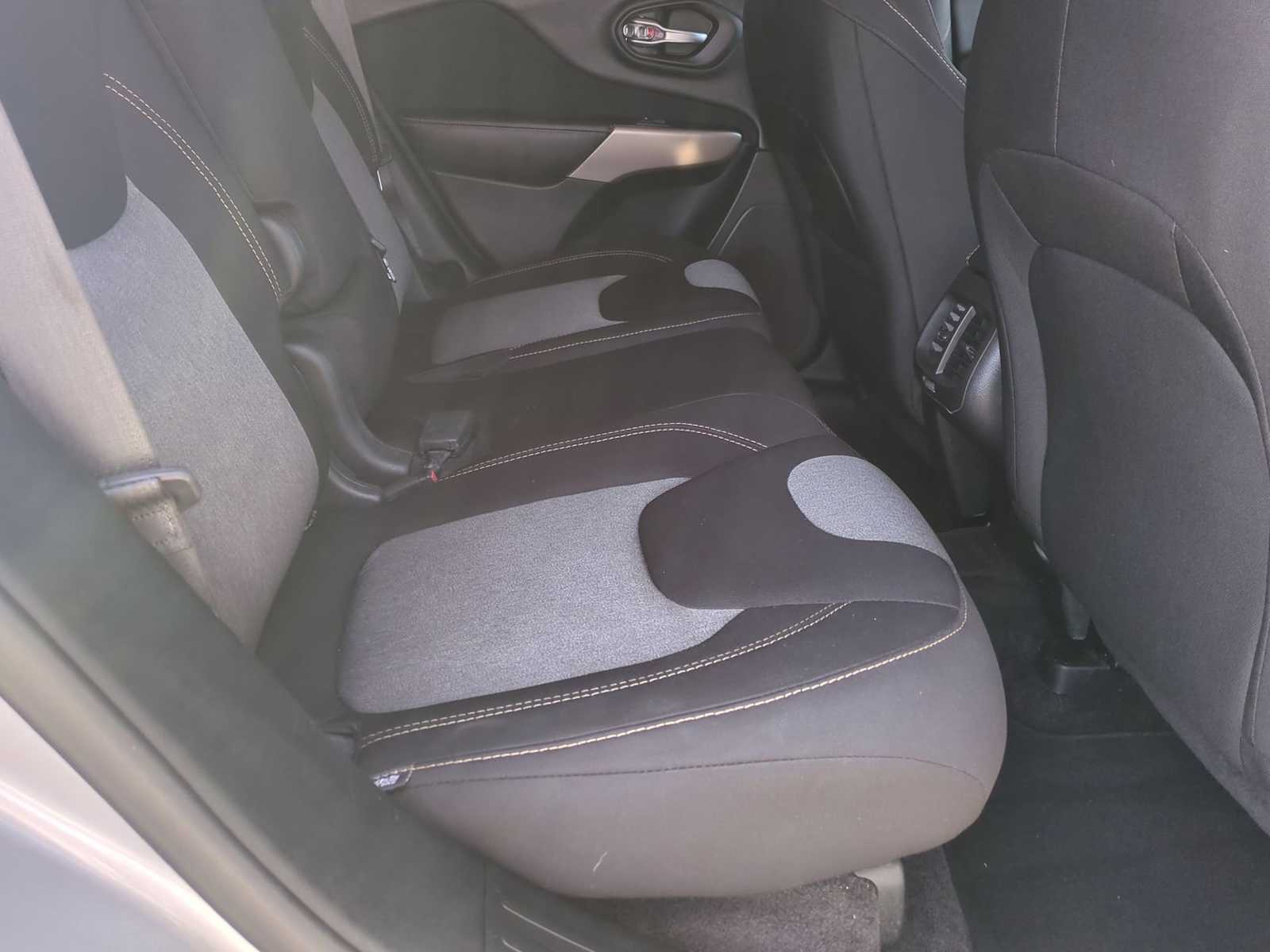 Thumbnail: 2017 Jeep Cherokee - 25