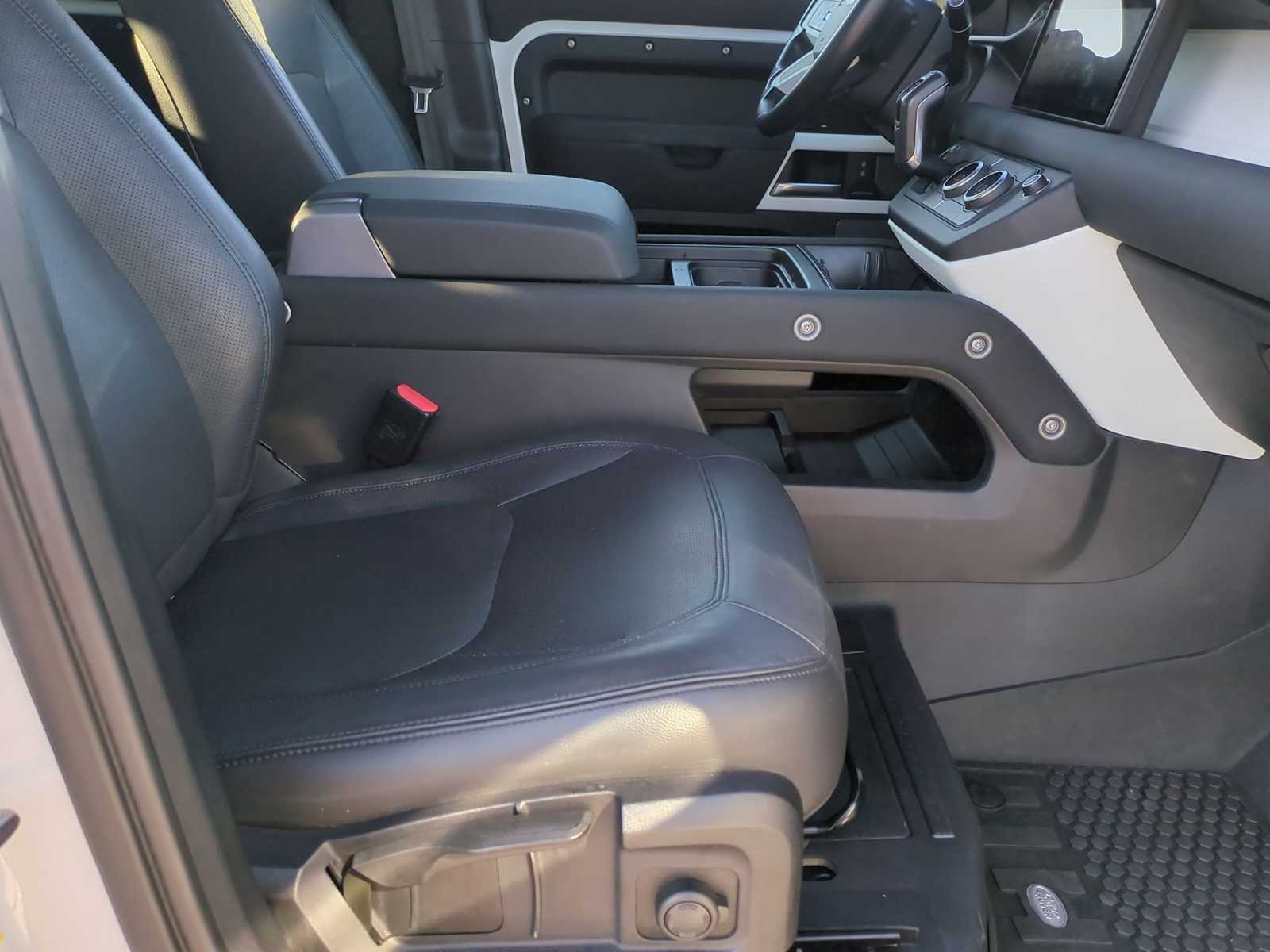 Thumbnail: 2023 Land Rover Defender - 29