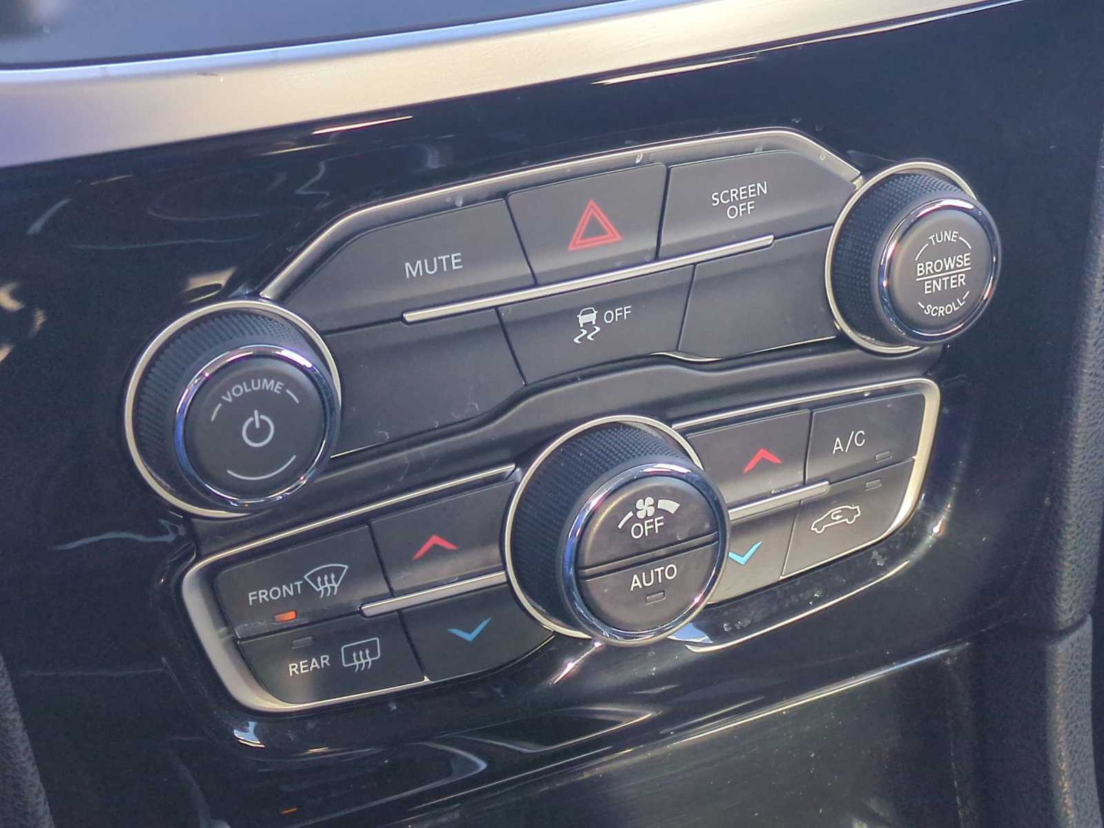 Thumbnail: 2023 Chrysler 300 - 17