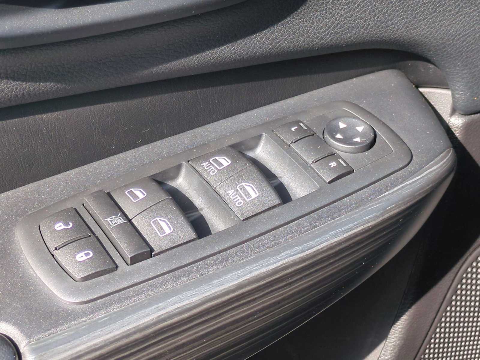 Thumbnail: 2016 Jeep Cherokee - 23