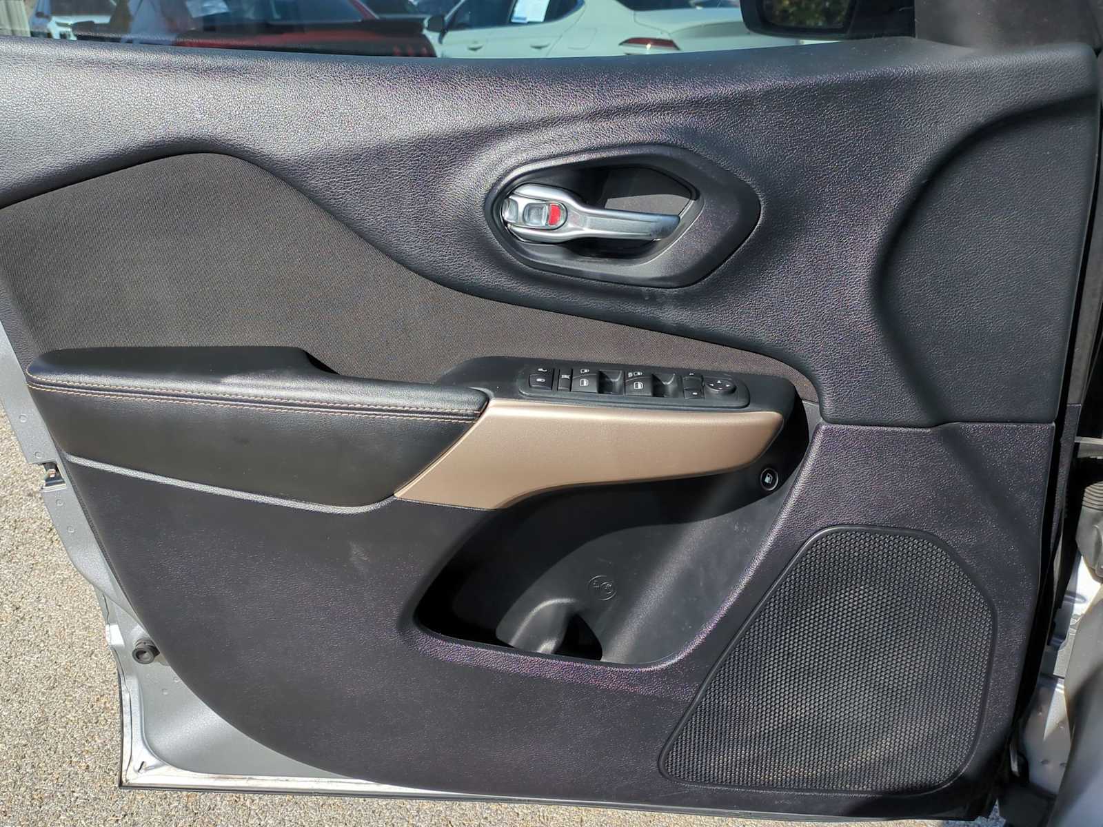 Thumbnail: 2017 Jeep Cherokee - 20