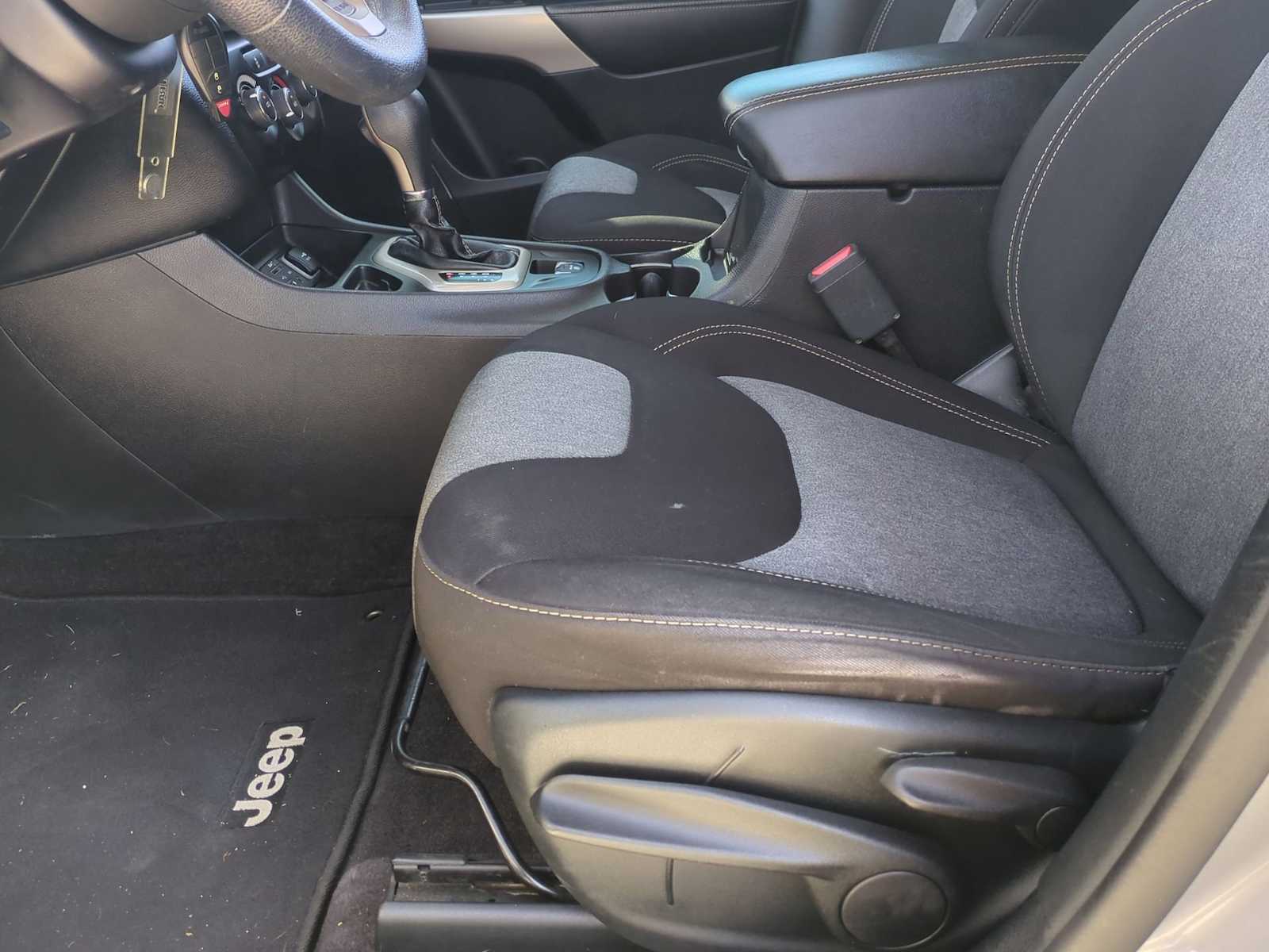 Thumbnail: 2017 Jeep Cherokee - 17