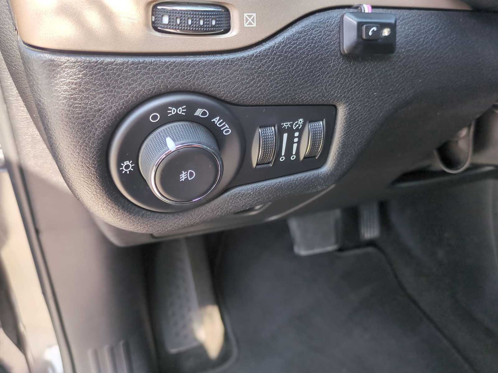 Thumbnail: 2016 Jeep Cherokee - 35