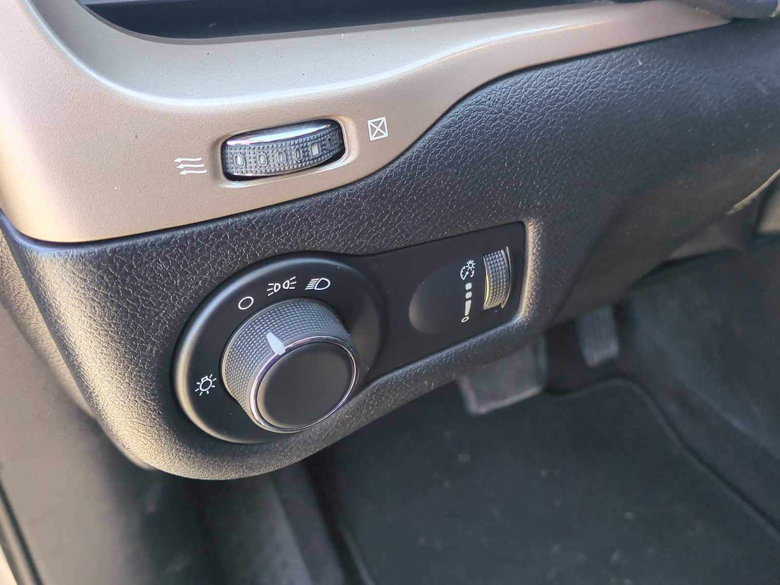 Thumbnail: 2017 Jeep Cherokee - 33