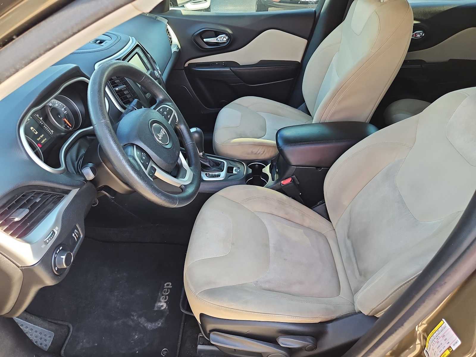 Thumbnail: 2016 Jeep Cherokee - 17