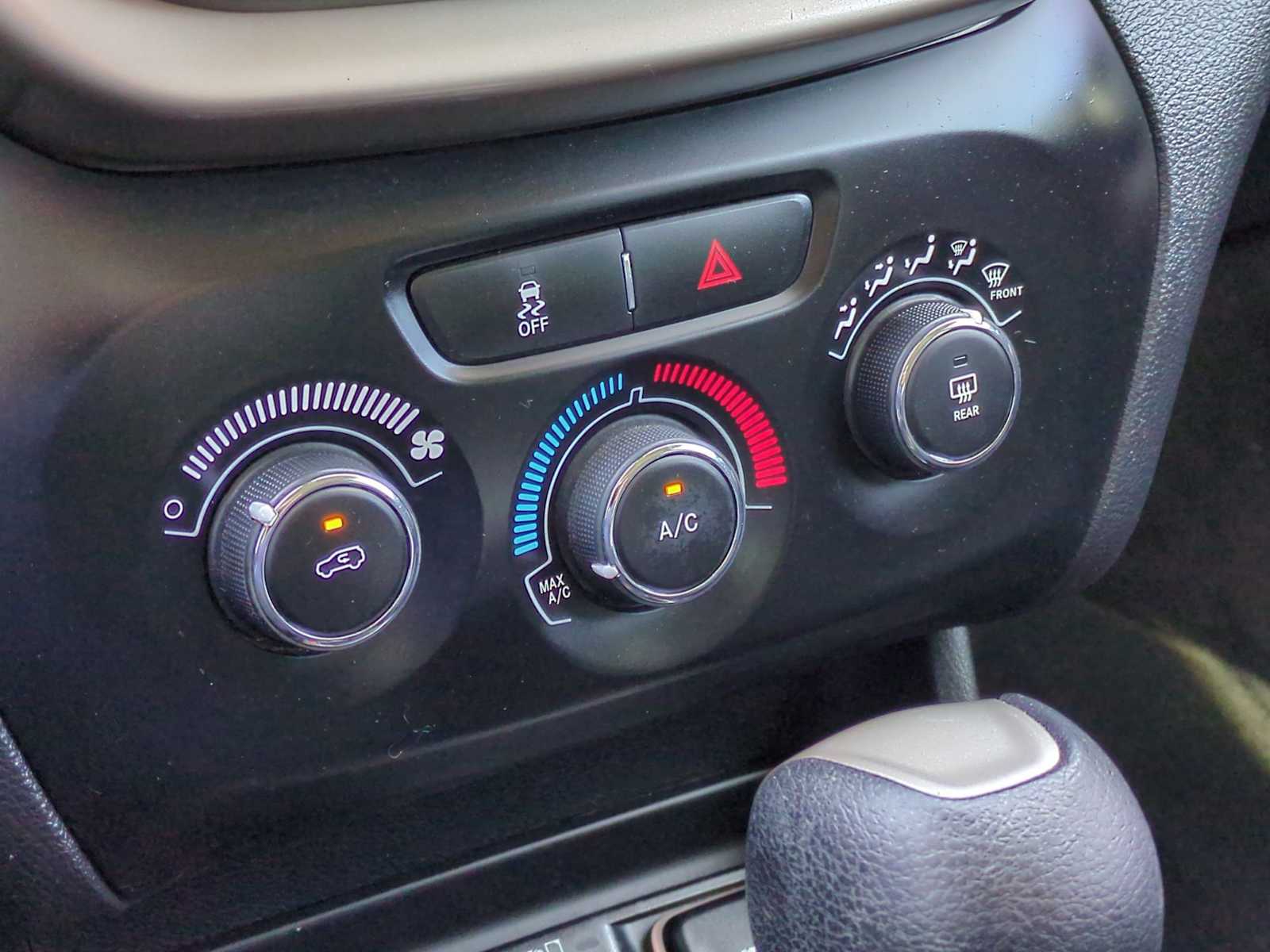 Thumbnail: 2017 Jeep Cherokee - 16