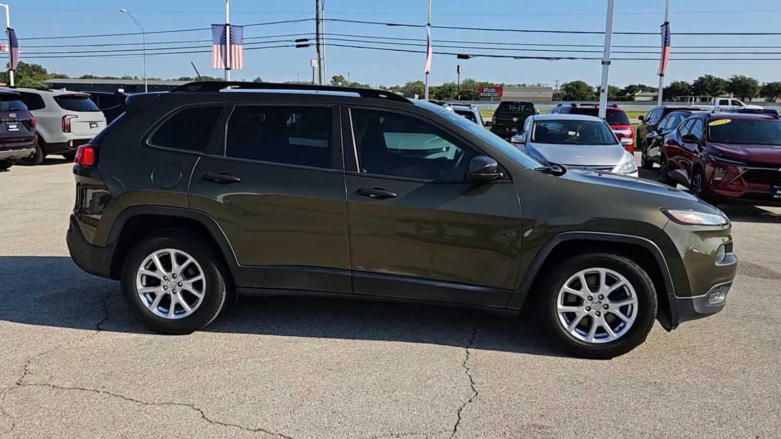 Thumbnail: 2016 Jeep Cherokee - 9