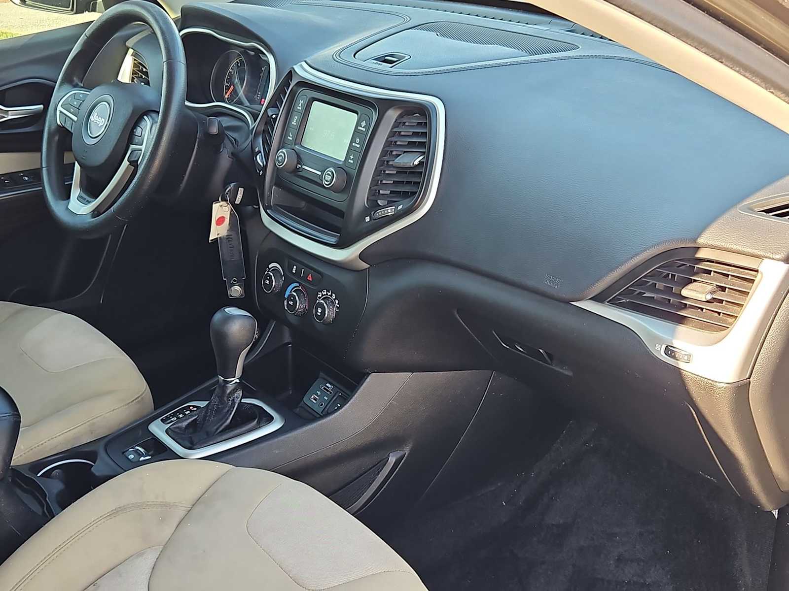 Thumbnail: 2016 Jeep Cherokee - 25