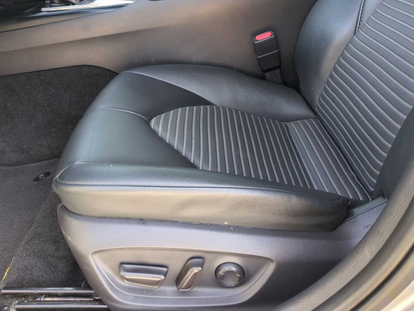 Thumbnail: 2019 Toyota Camry - 17