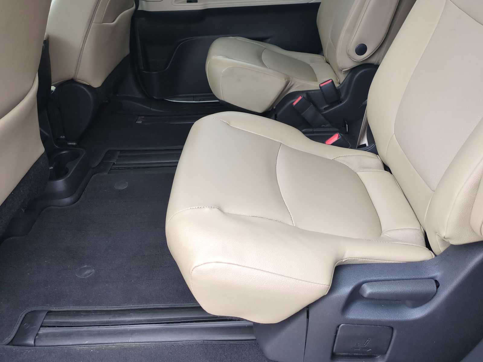Thumbnail: 2021 Toyota Sienna - 24