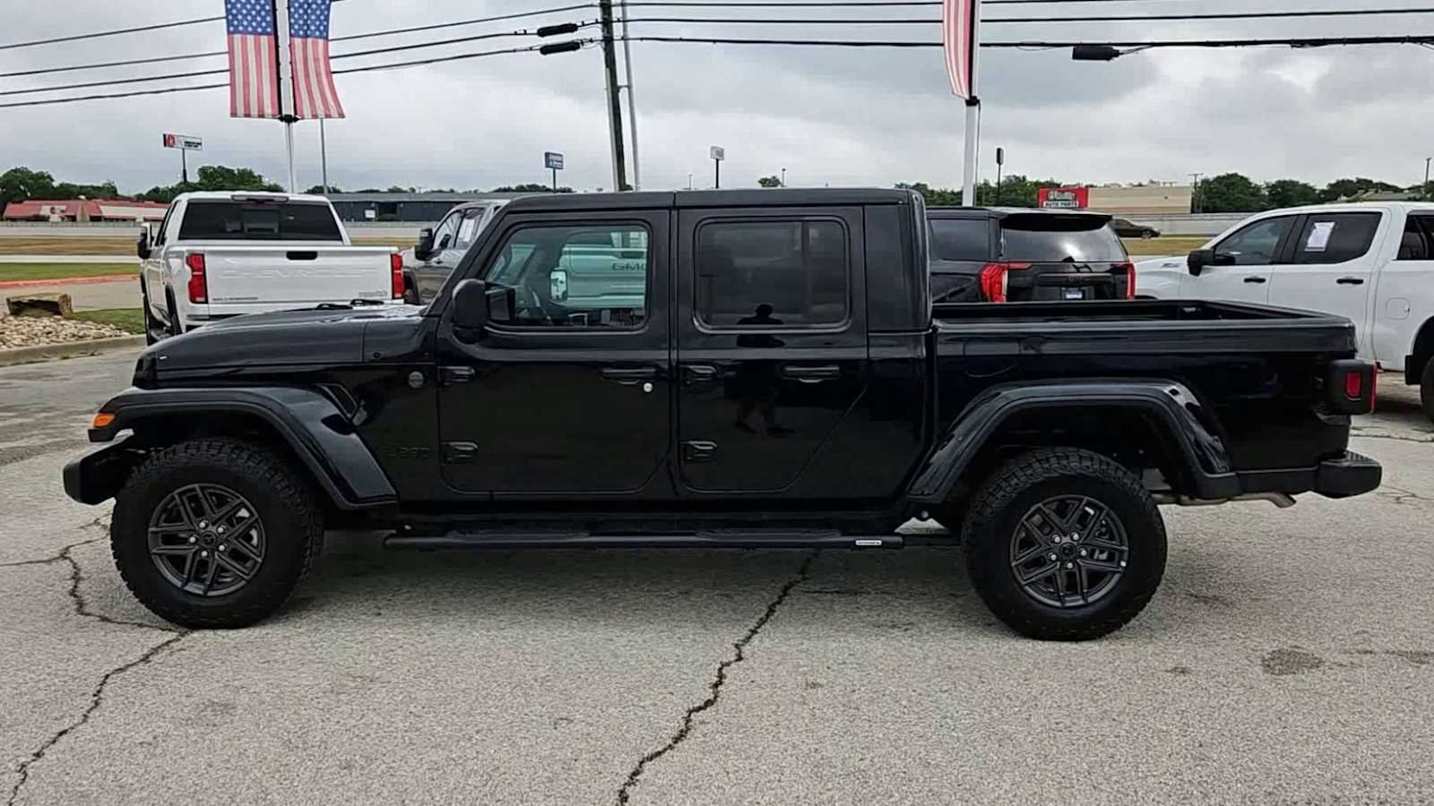 Thumbnail: 2025 Jeep Gladiator - 4