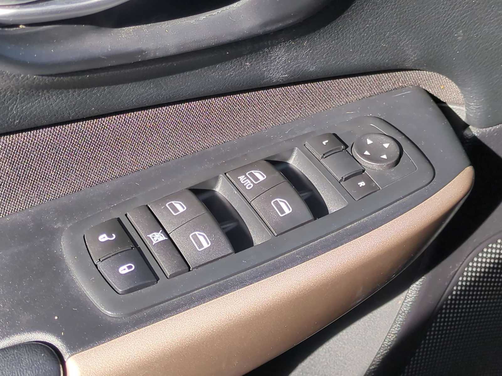 Thumbnail: 2017 Jeep Cherokee - 21