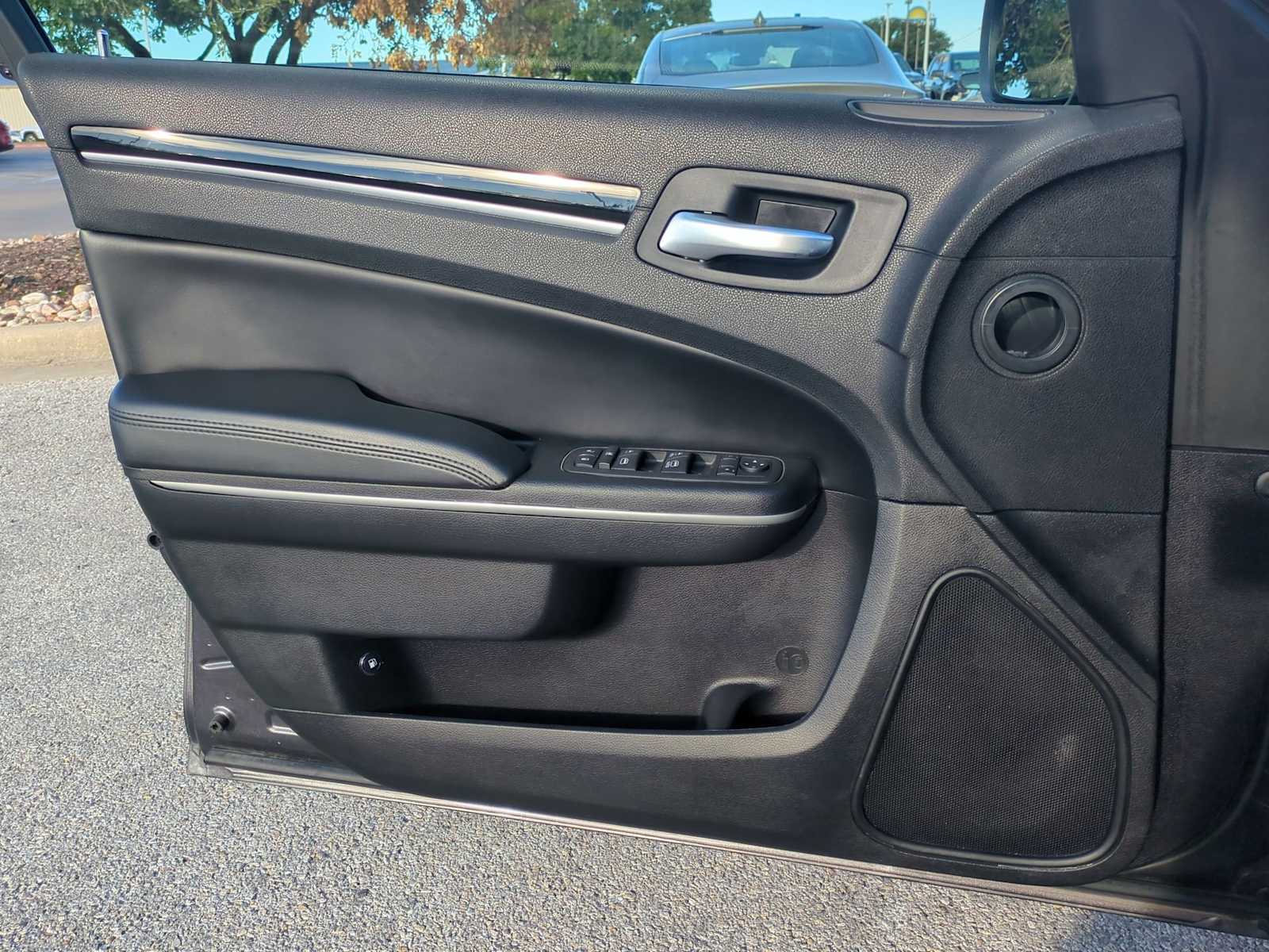 Thumbnail: 2023 Chrysler 300 - 21