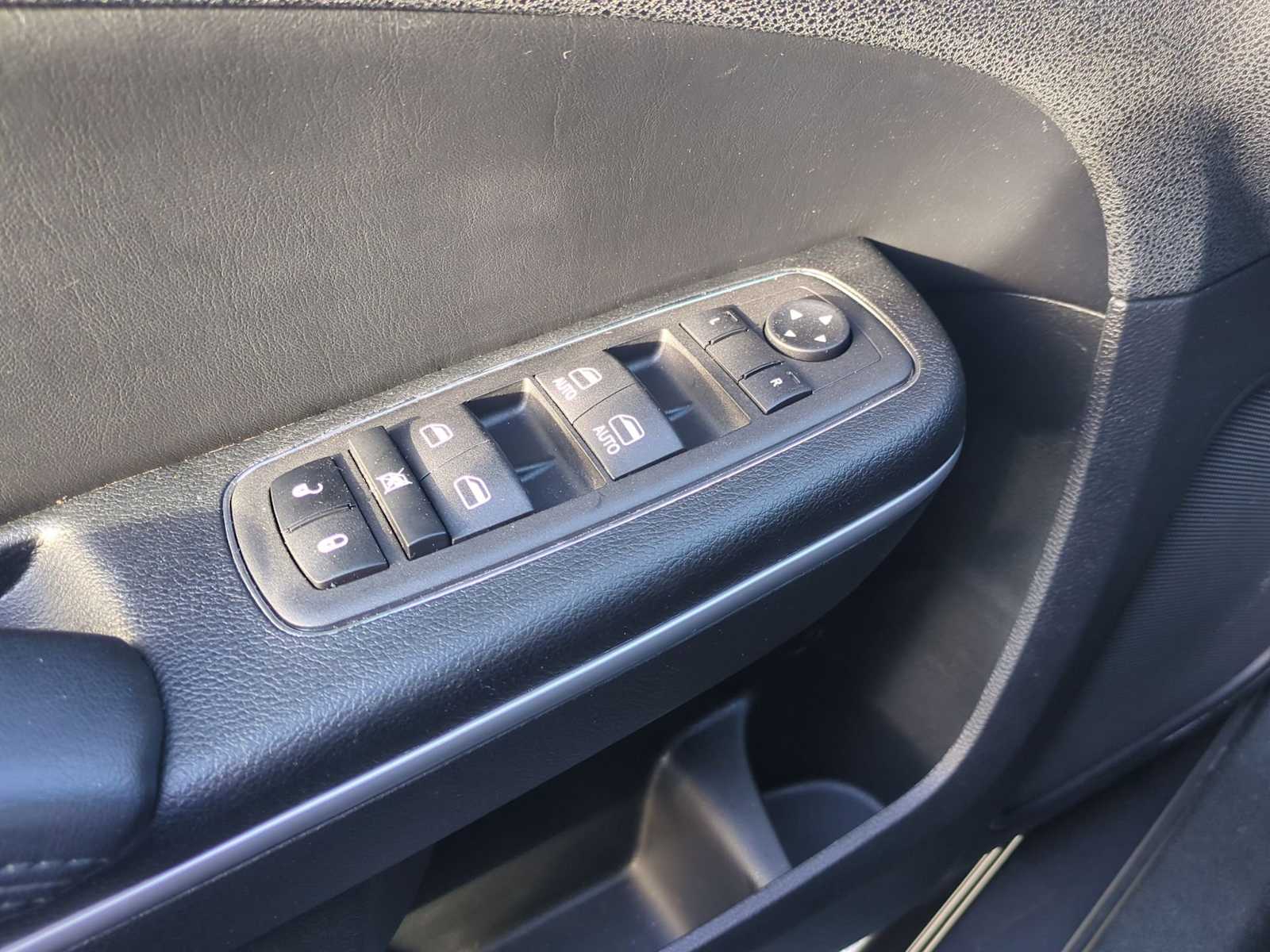 Thumbnail: 2023 Chrysler 300 - 22