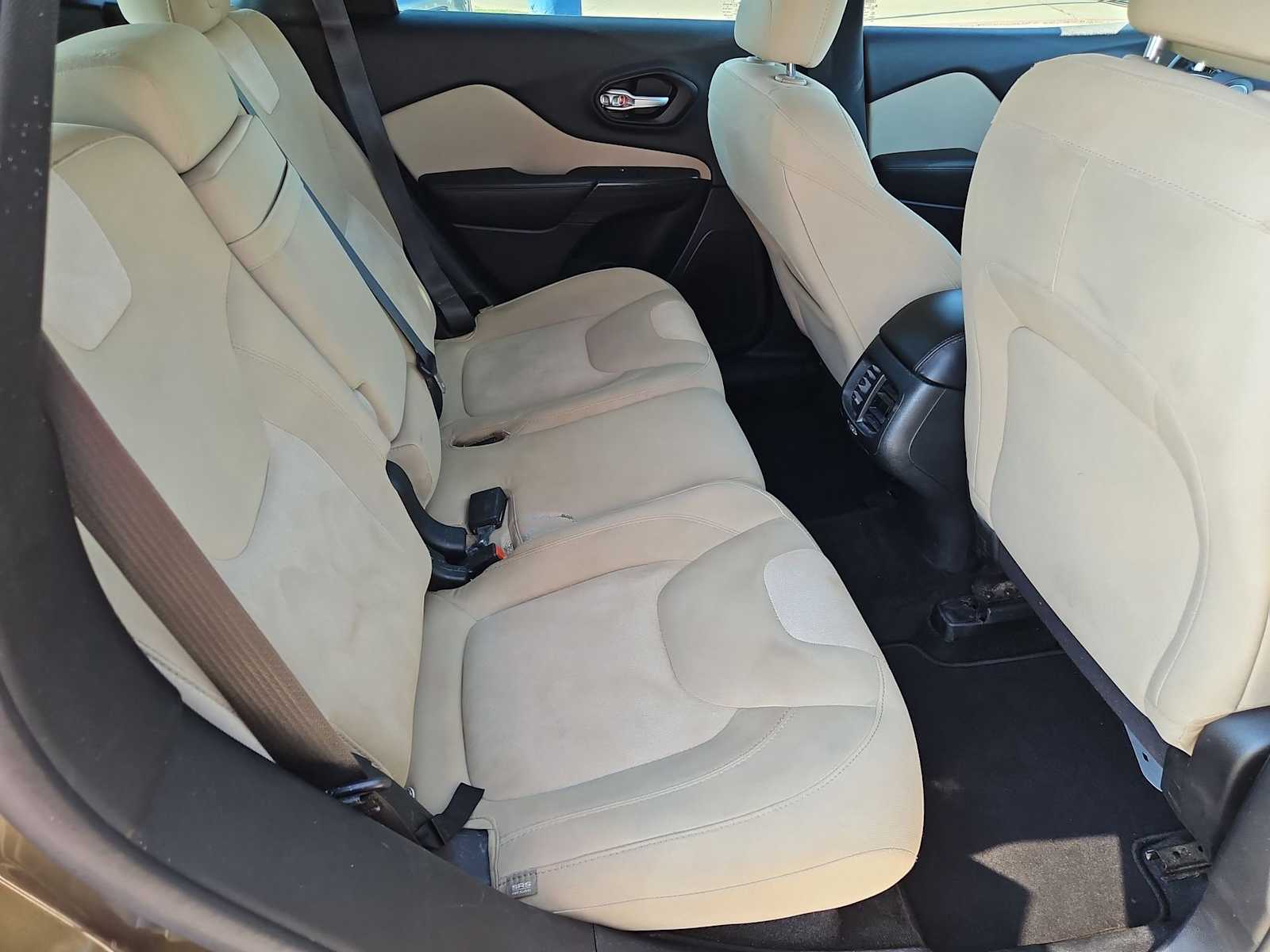 Thumbnail: 2016 Jeep Cherokee - 23