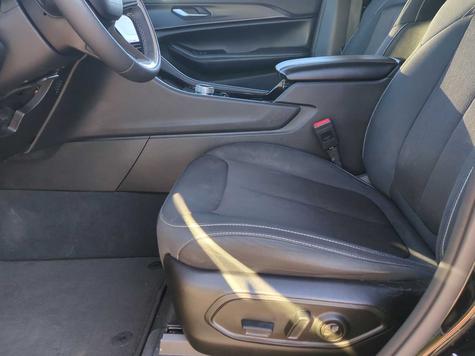 Thumbnail: 2023 Jeep Grand Cherokee L - 18