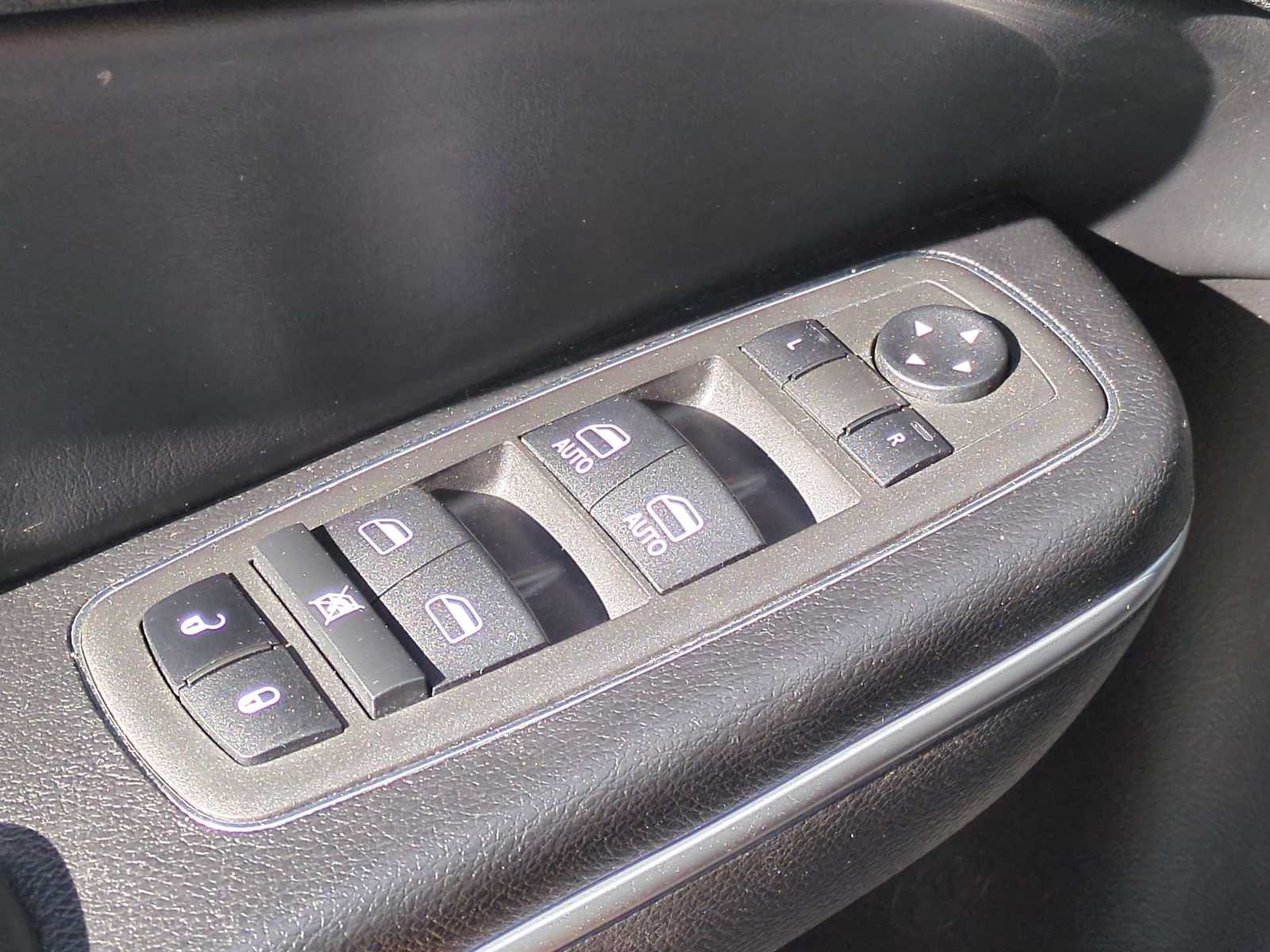 Thumbnail: 2022 Chrysler 300 - 24