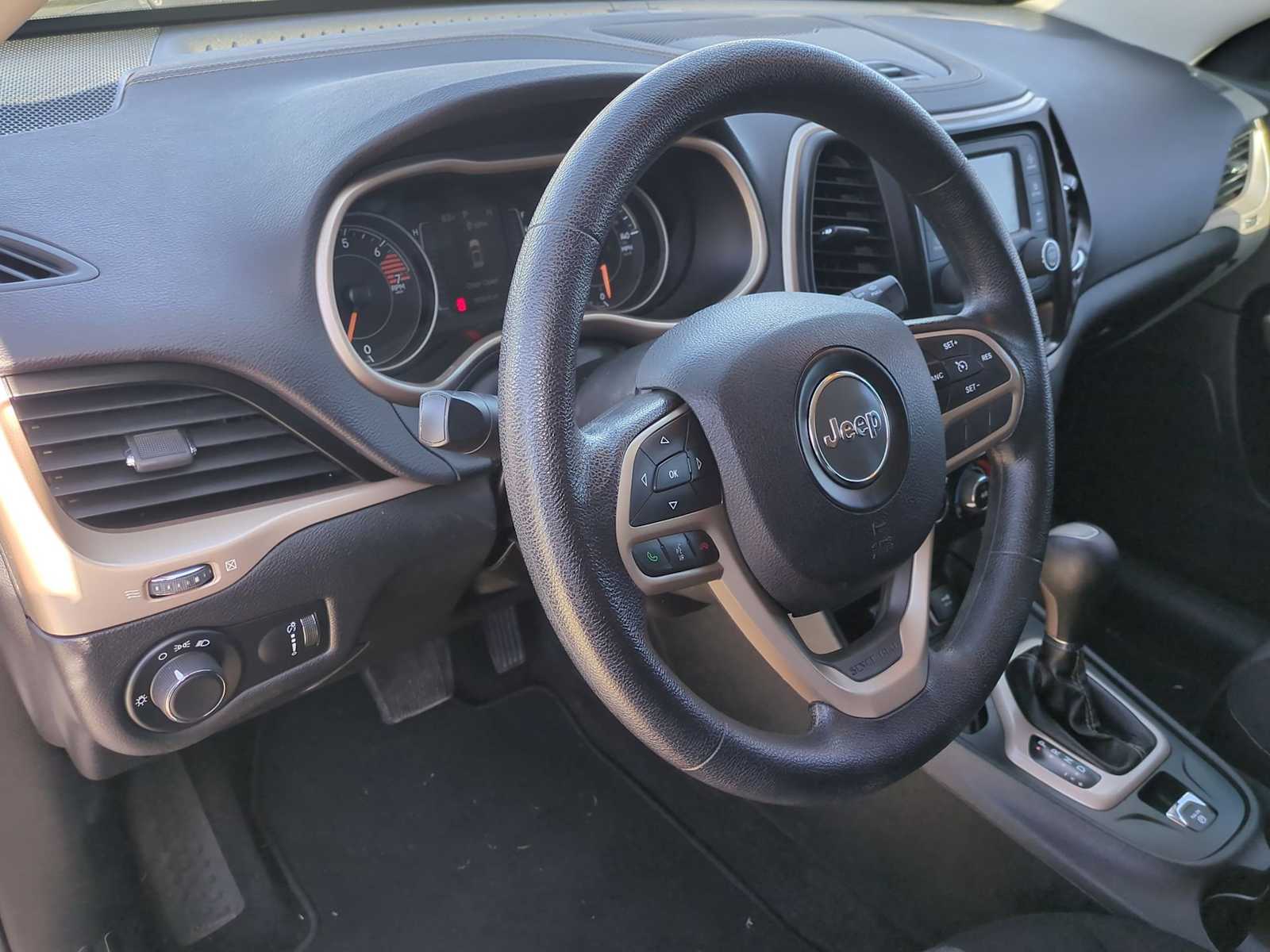 Thumbnail: 2017 Jeep Cherokee - 10