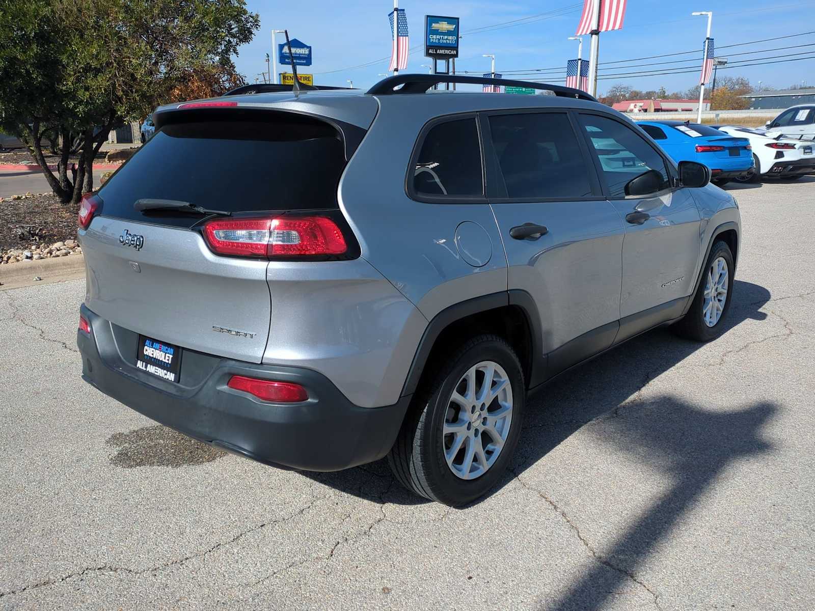 Thumbnail: 2017 Jeep Cherokee - 8