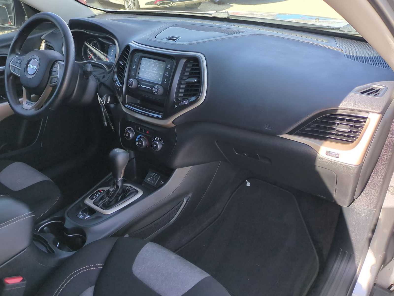 Thumbnail: 2017 Jeep Cherokee - 27