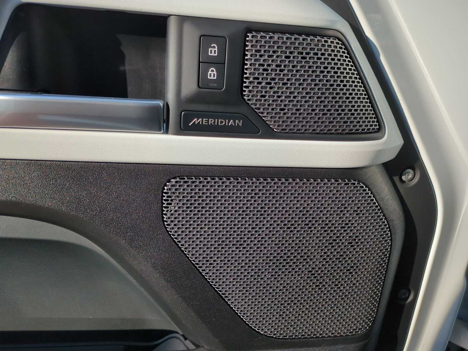 Thumbnail: 2023 Land Rover Defender - 25