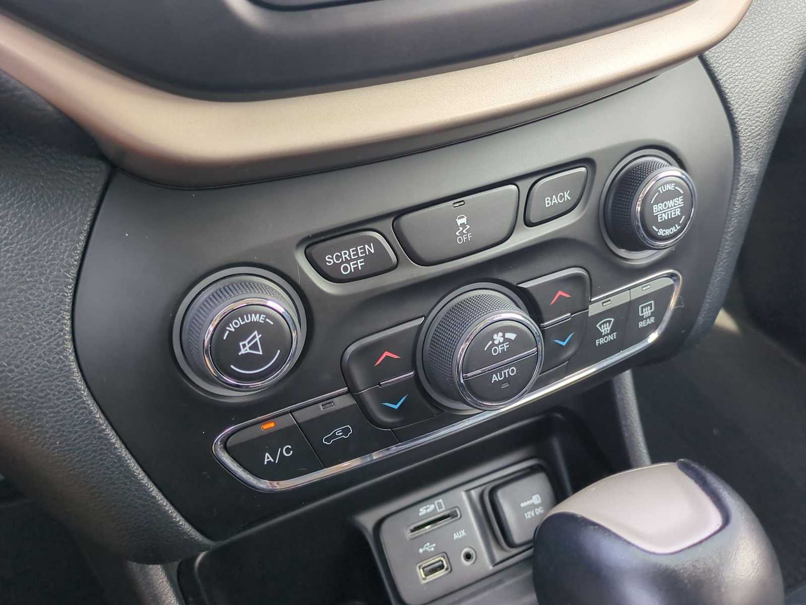 Thumbnail: 2016 Jeep Cherokee - 18