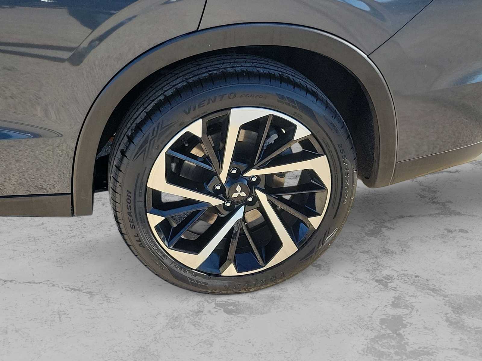 Thumbnail: 2024 Mitsubishi Outlander - 8