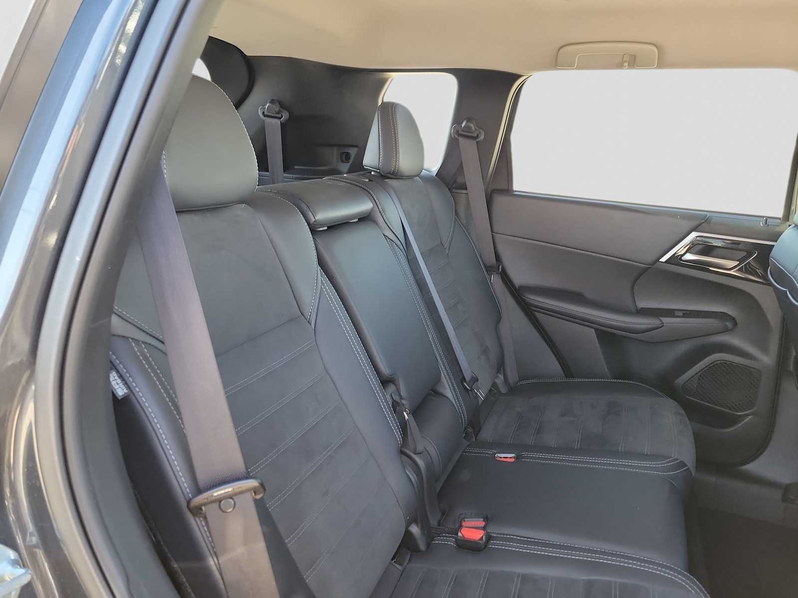 Thumbnail: 2024 Mitsubishi Outlander - 13