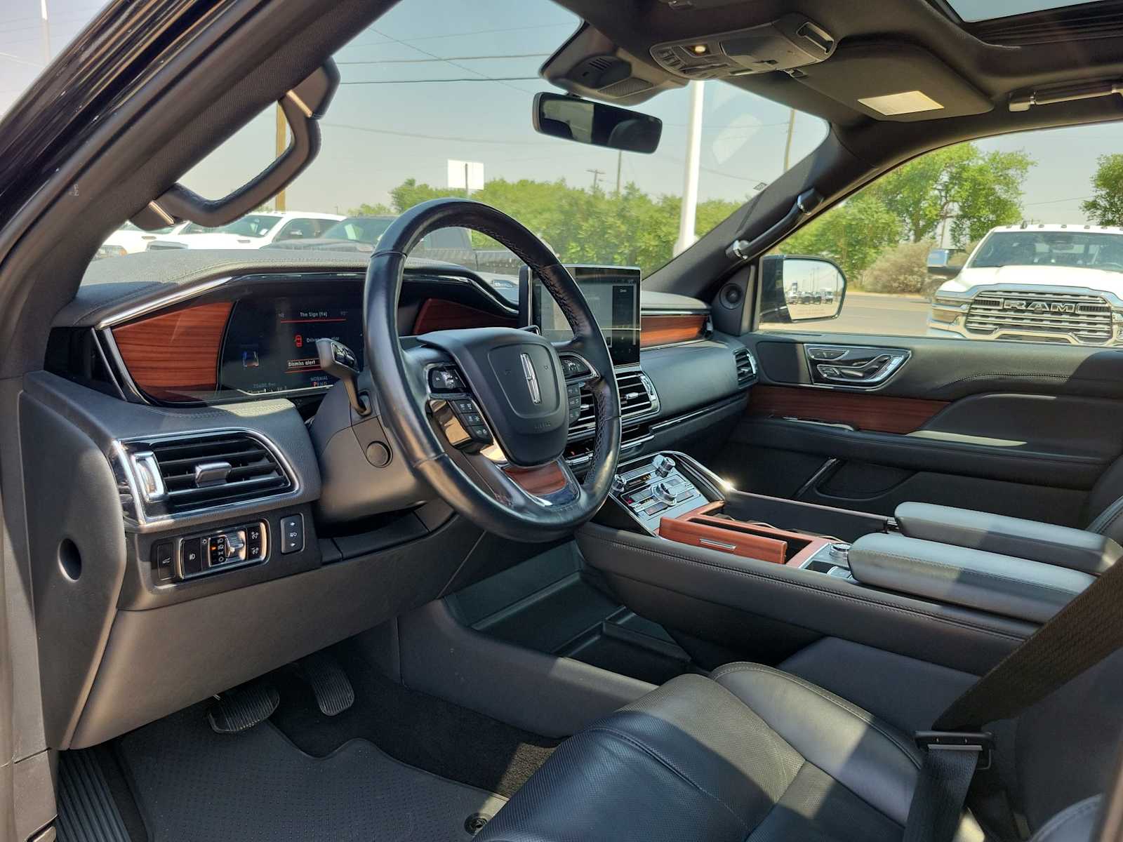 Thumbnail: 2023 Lincoln Navigator L - 2