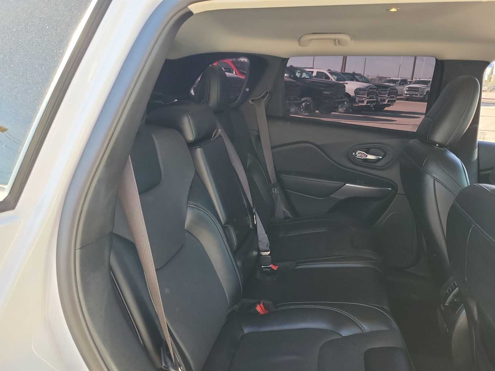 Thumbnail: 2022 Jeep Cherokee - 13