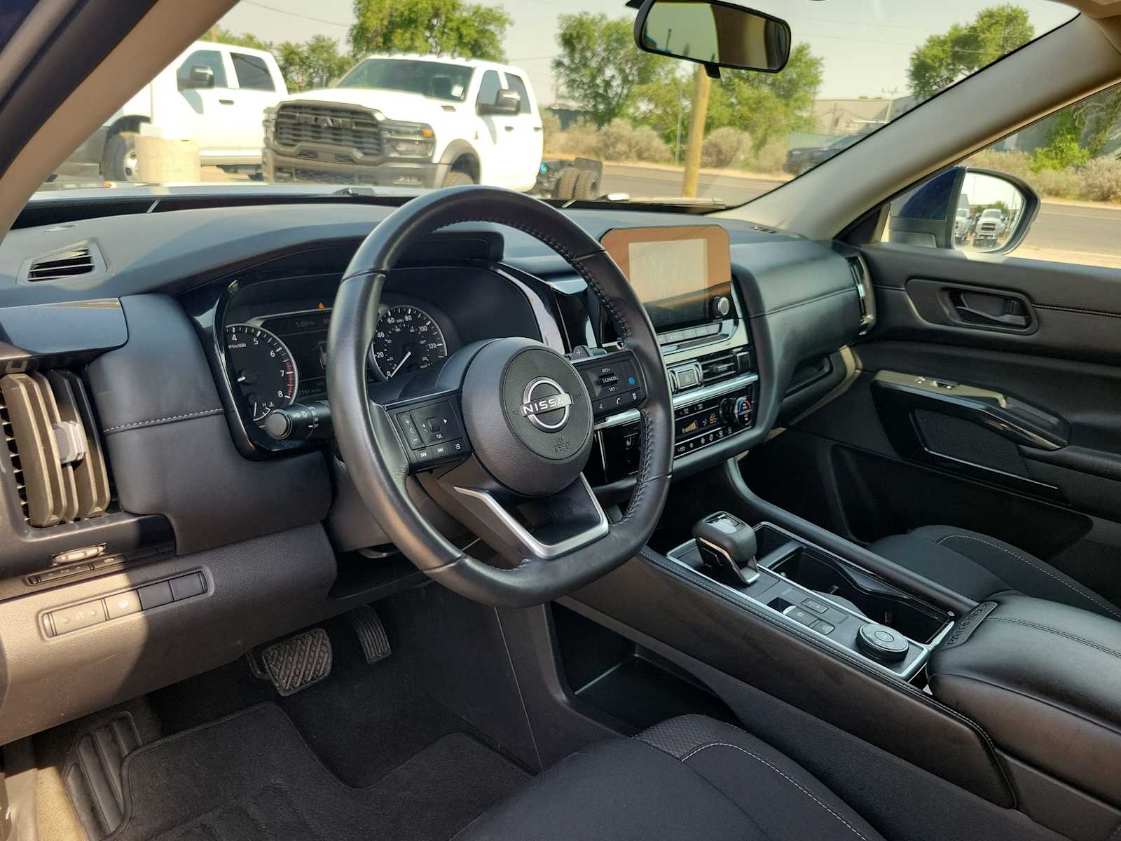 2024 Nissan Pathfinder SV 2