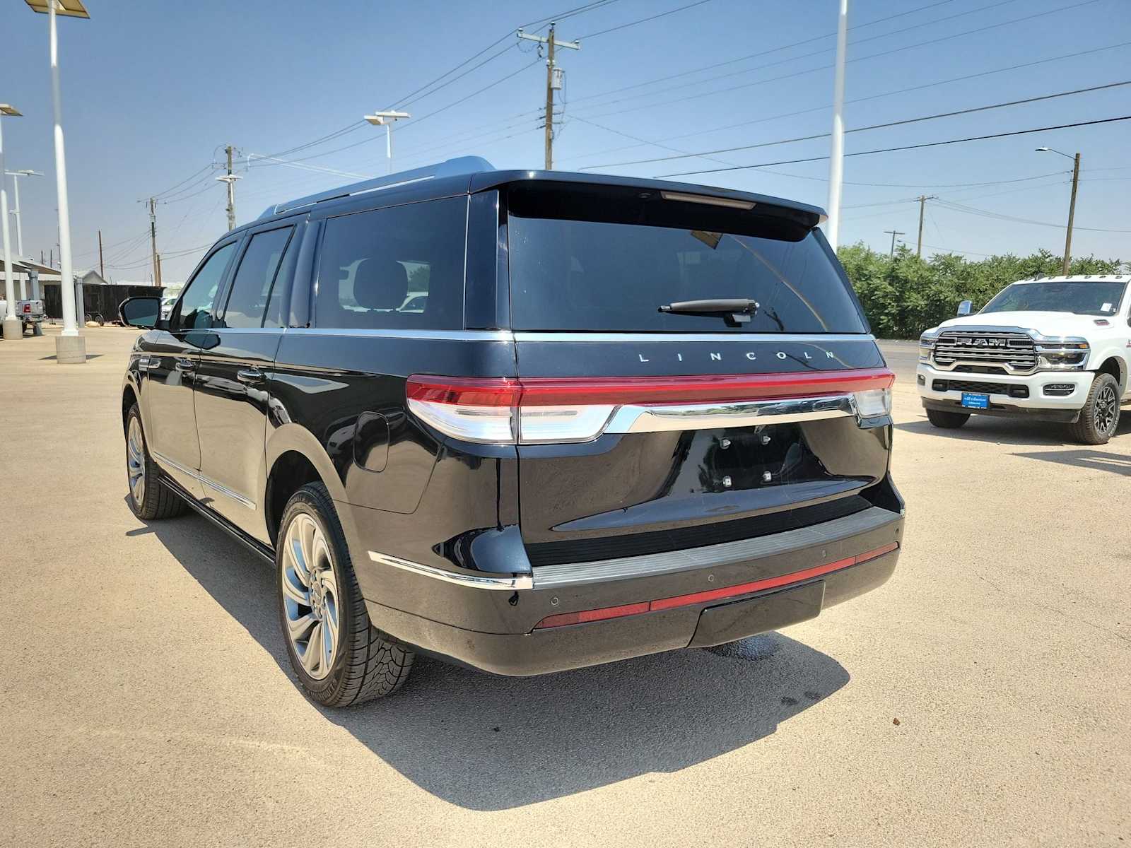Thumbnail: 2023 Lincoln Navigator L - 4